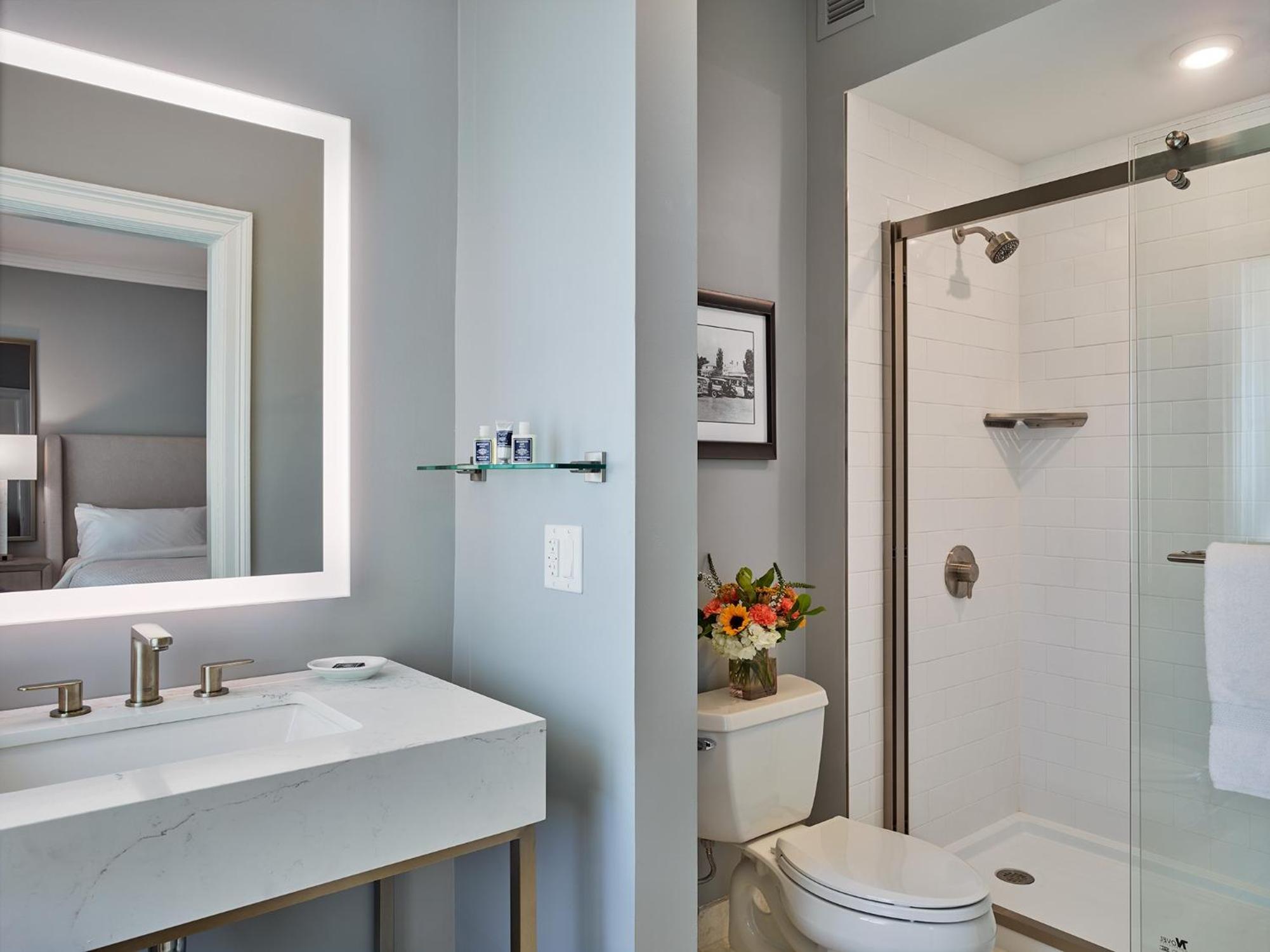 Queen Room with Two Queen Beds - Pet Friendly photo 3