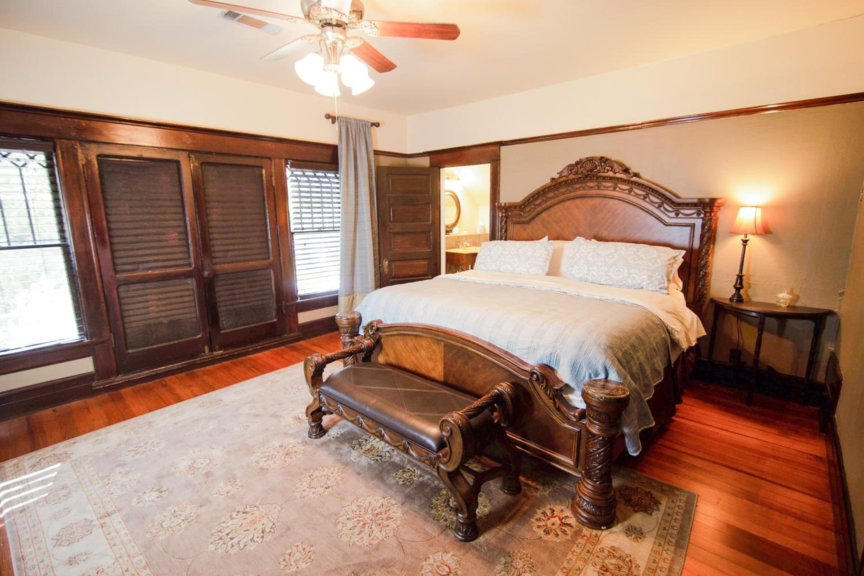 King Suite with Balcony - Photo 1