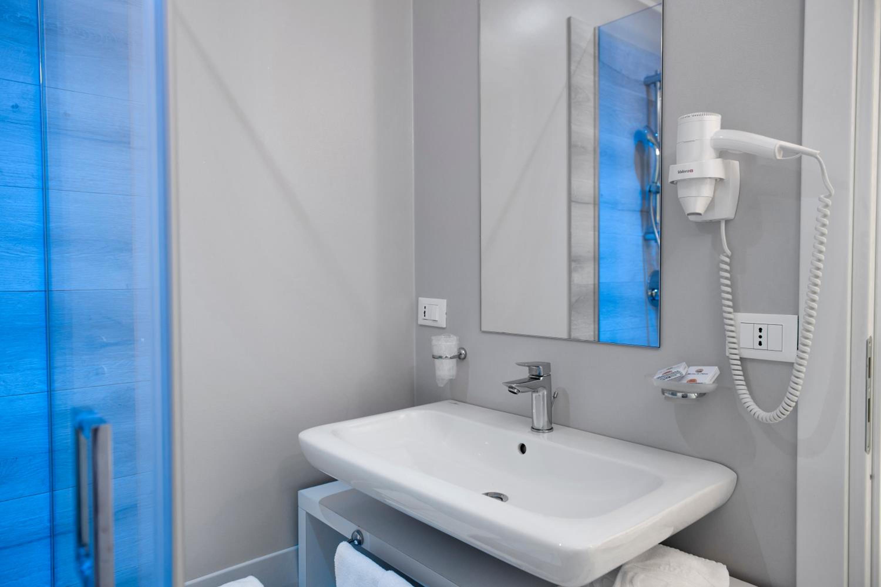 Triple Room with Sea View and Balcony - Ground Floor photo 2
