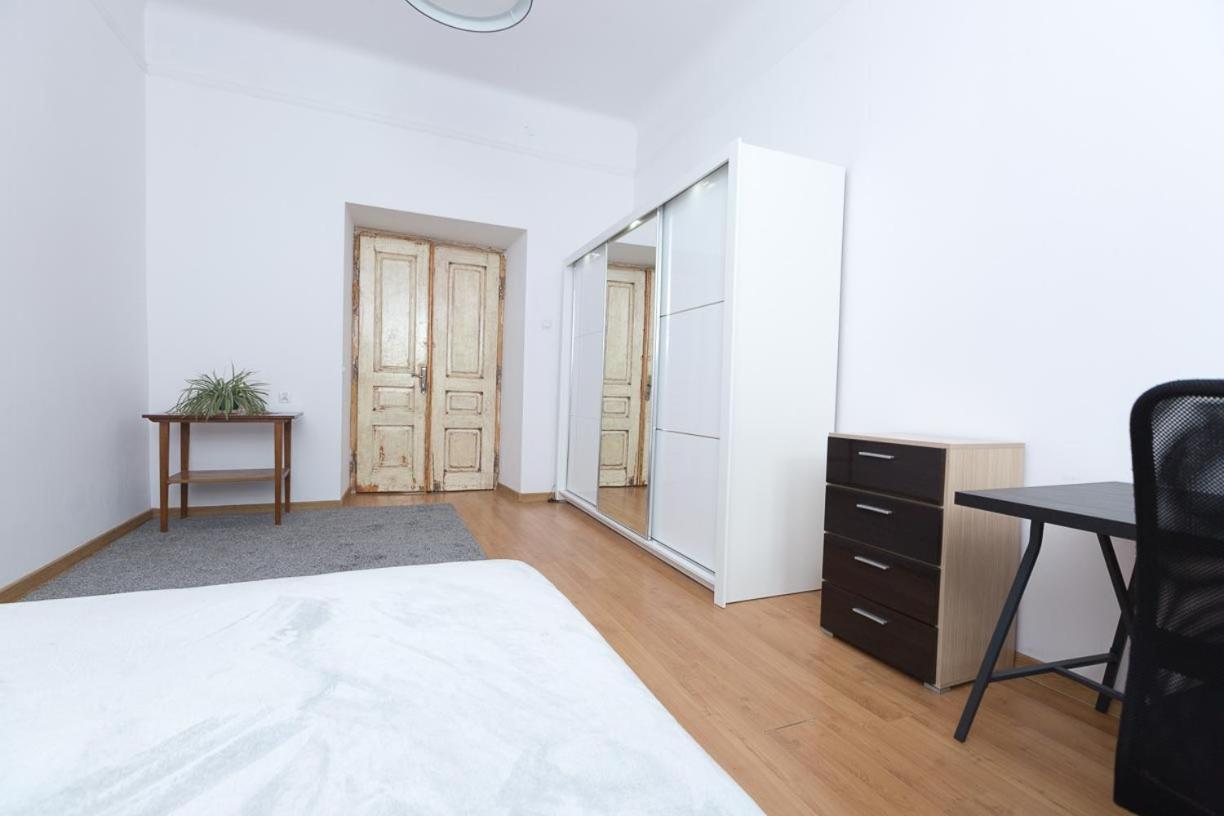 One-Bedroom Apartment photo 2