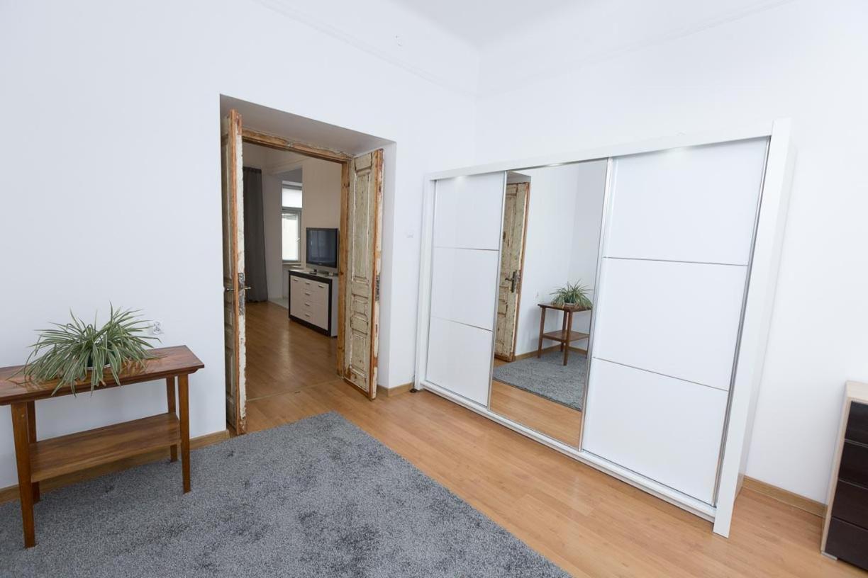 One-Bedroom Apartment photo 3