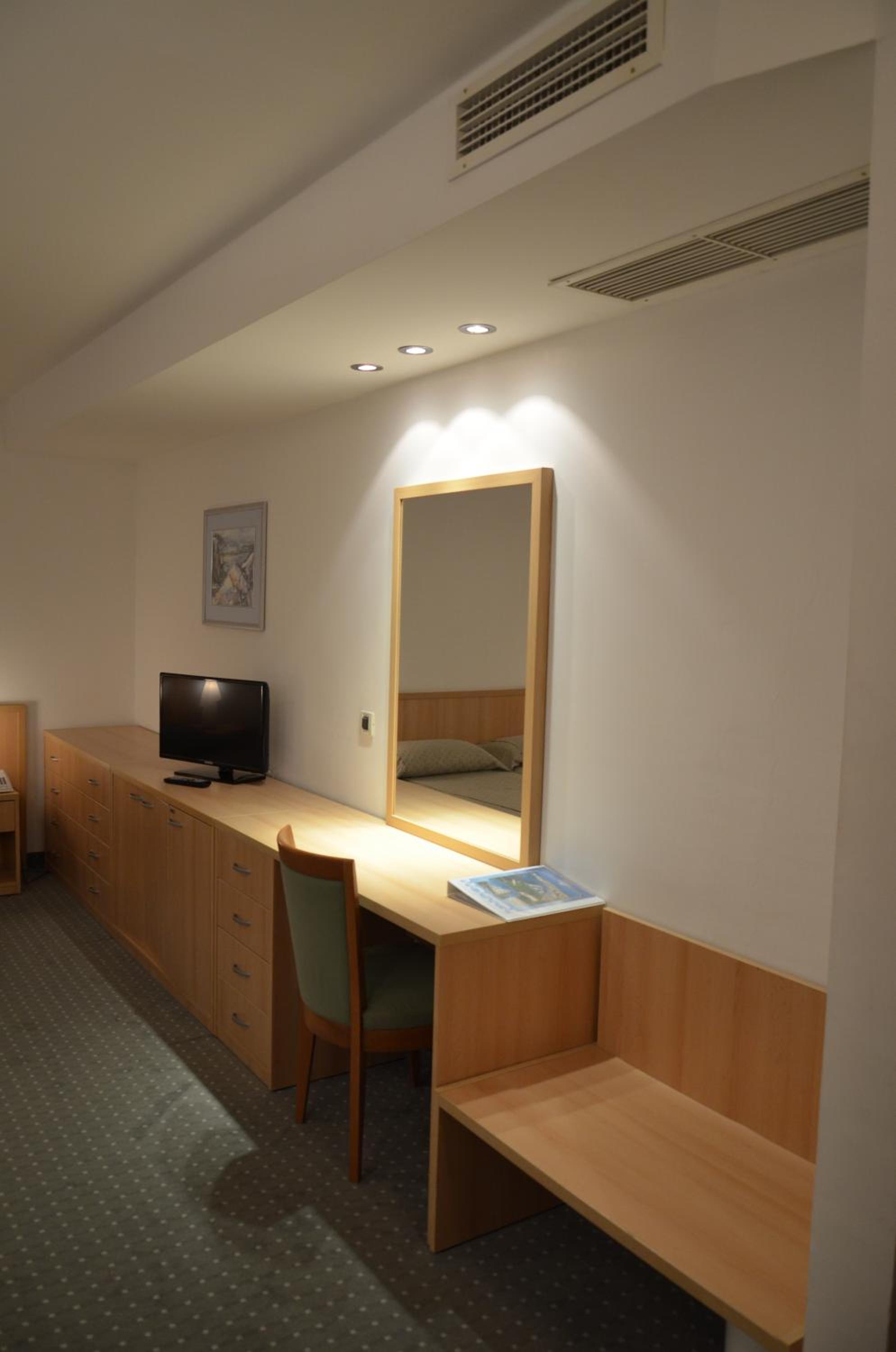 Double or Twin Room with Balcony - Photo 13