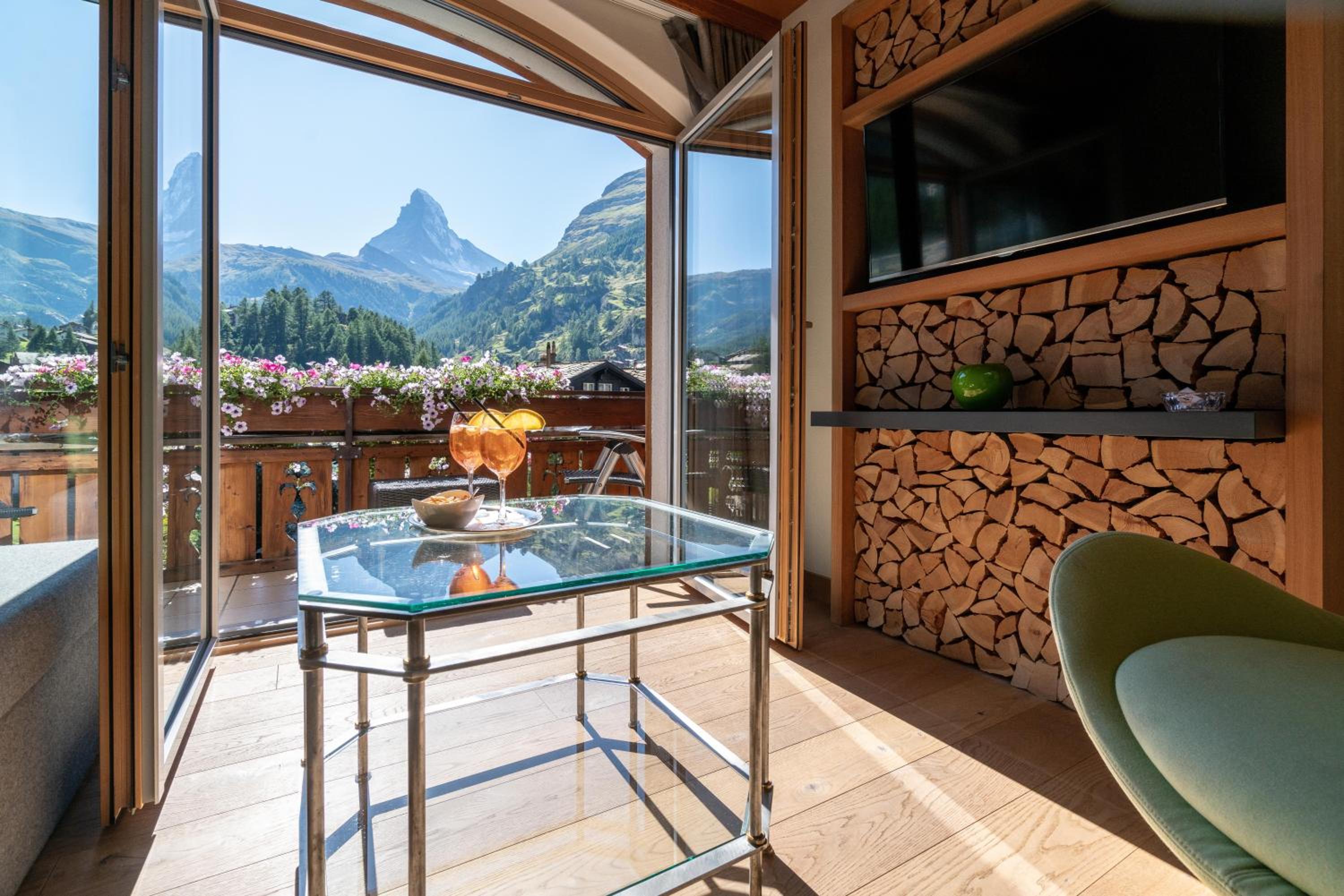 Deluxe Double Room with Matterhorn View - Photo 2