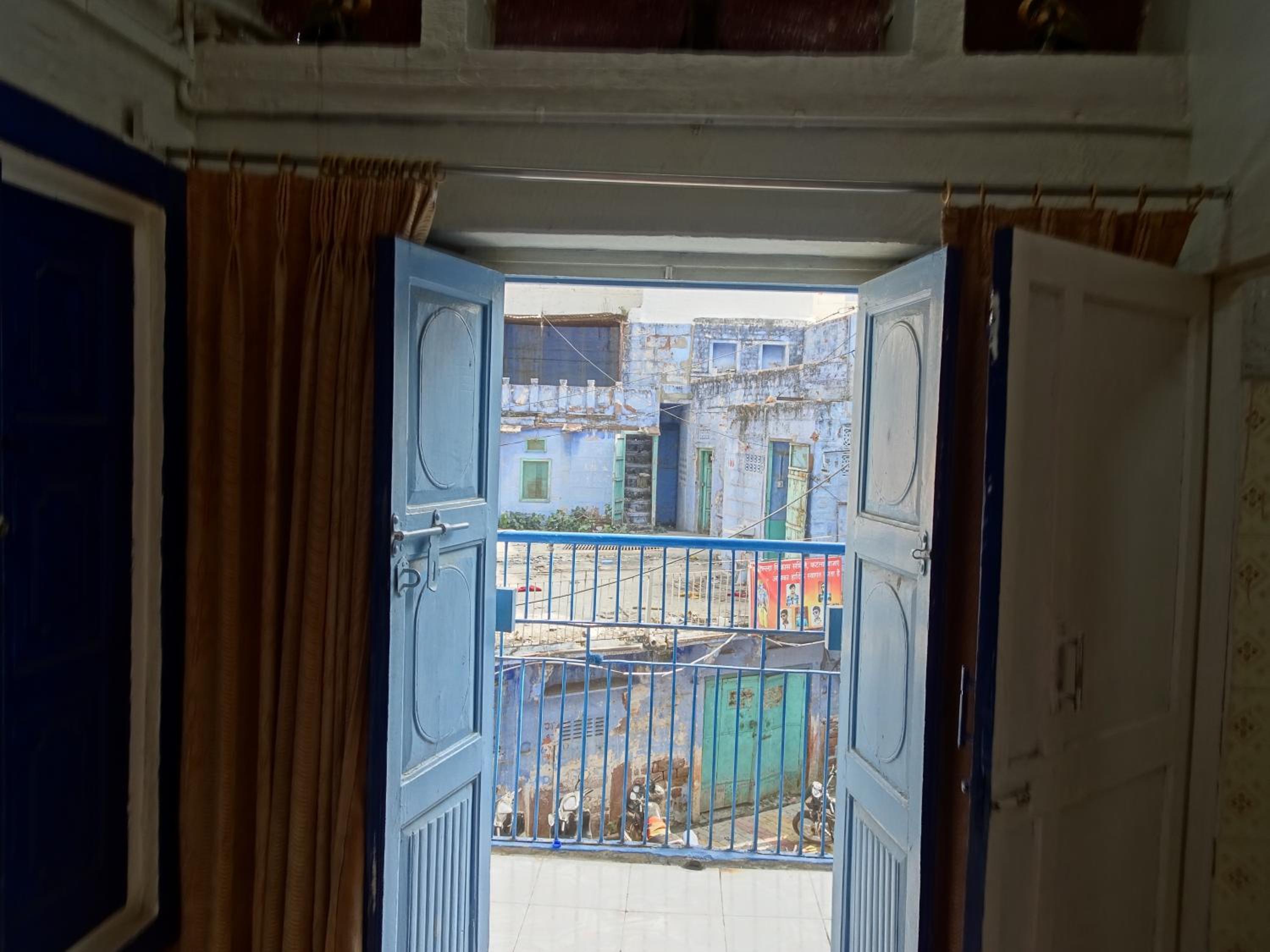Junior Suite with Balcony - Photo 2
