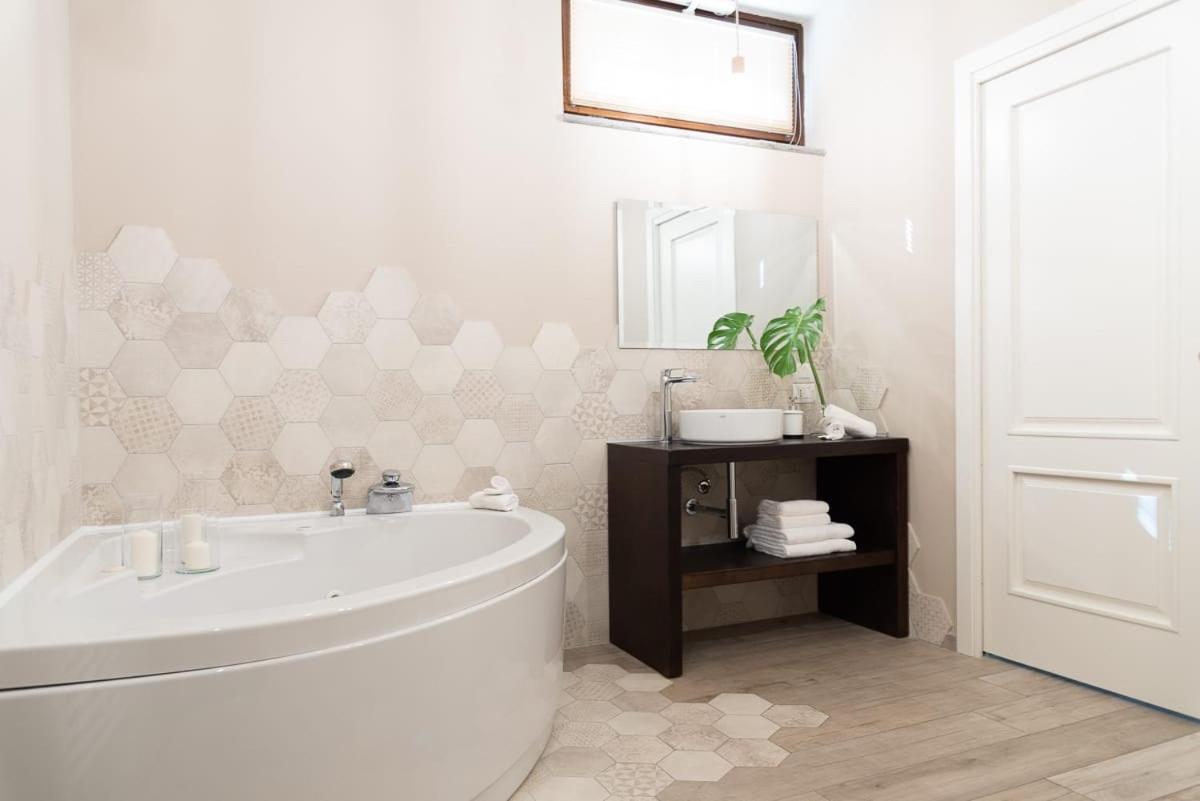 Double Room with Spa Bath photo 3