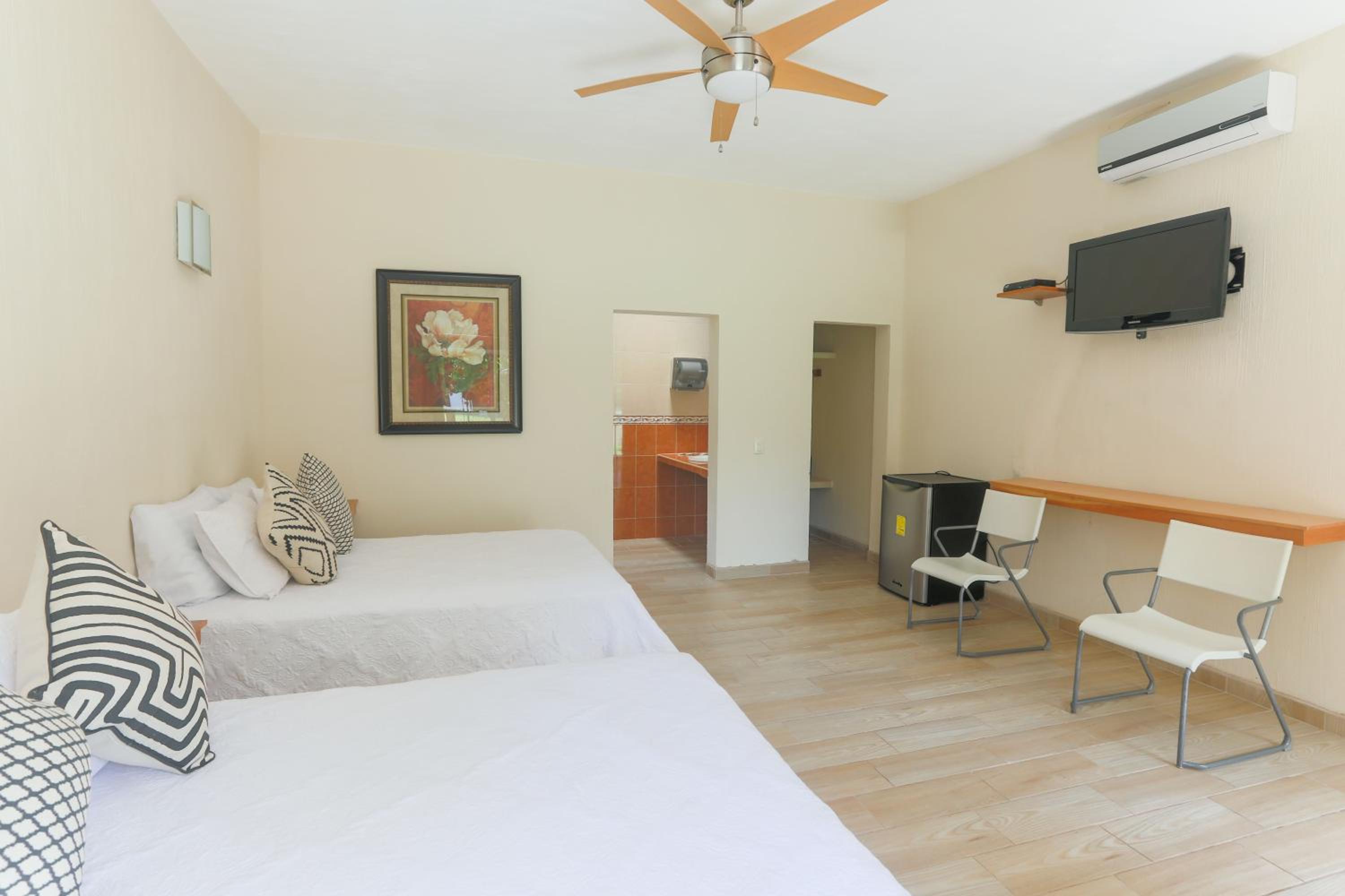 Twin Room with Balcony - Photo 13