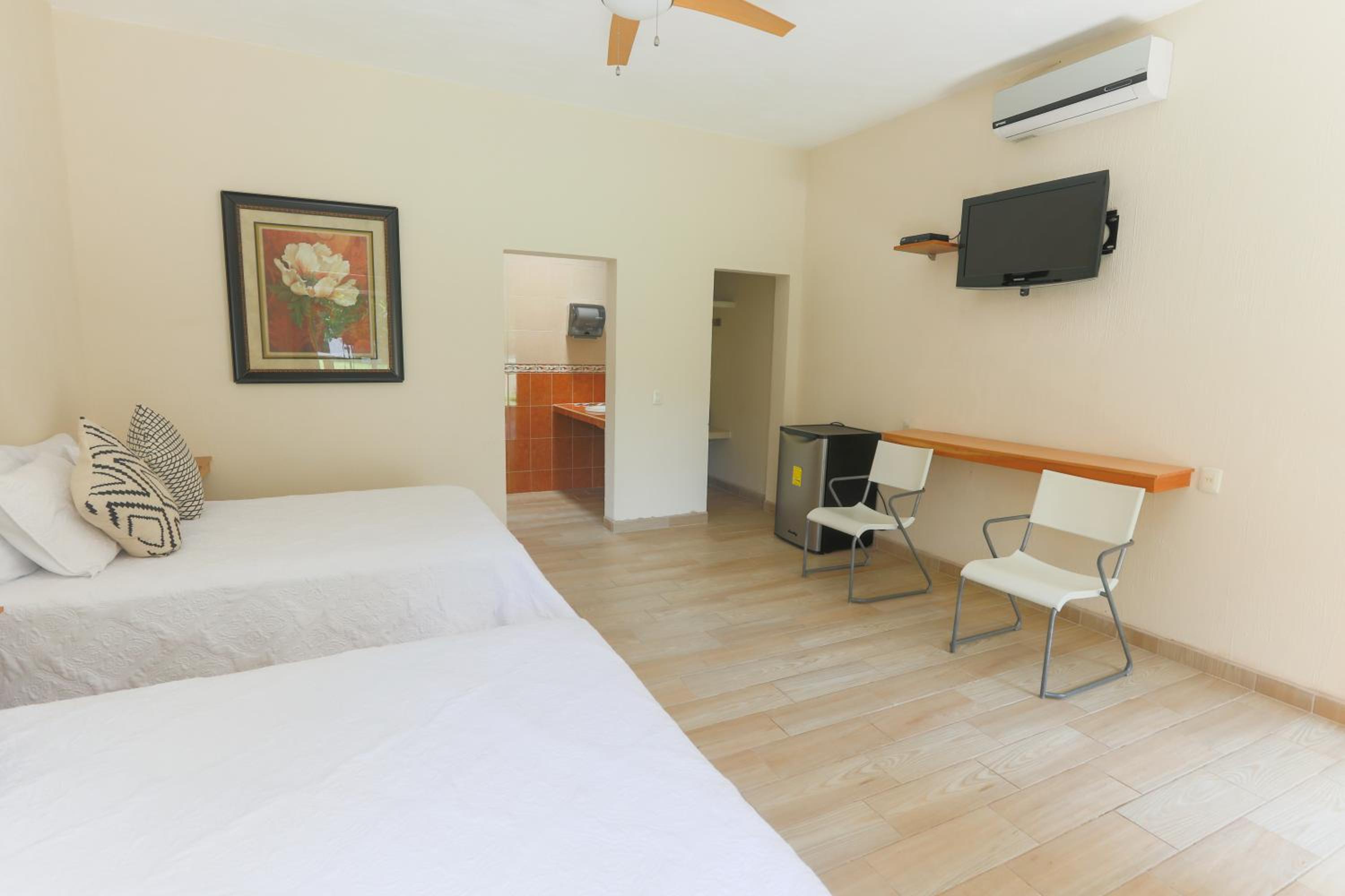 Twin Room with Balcony - Photo 2