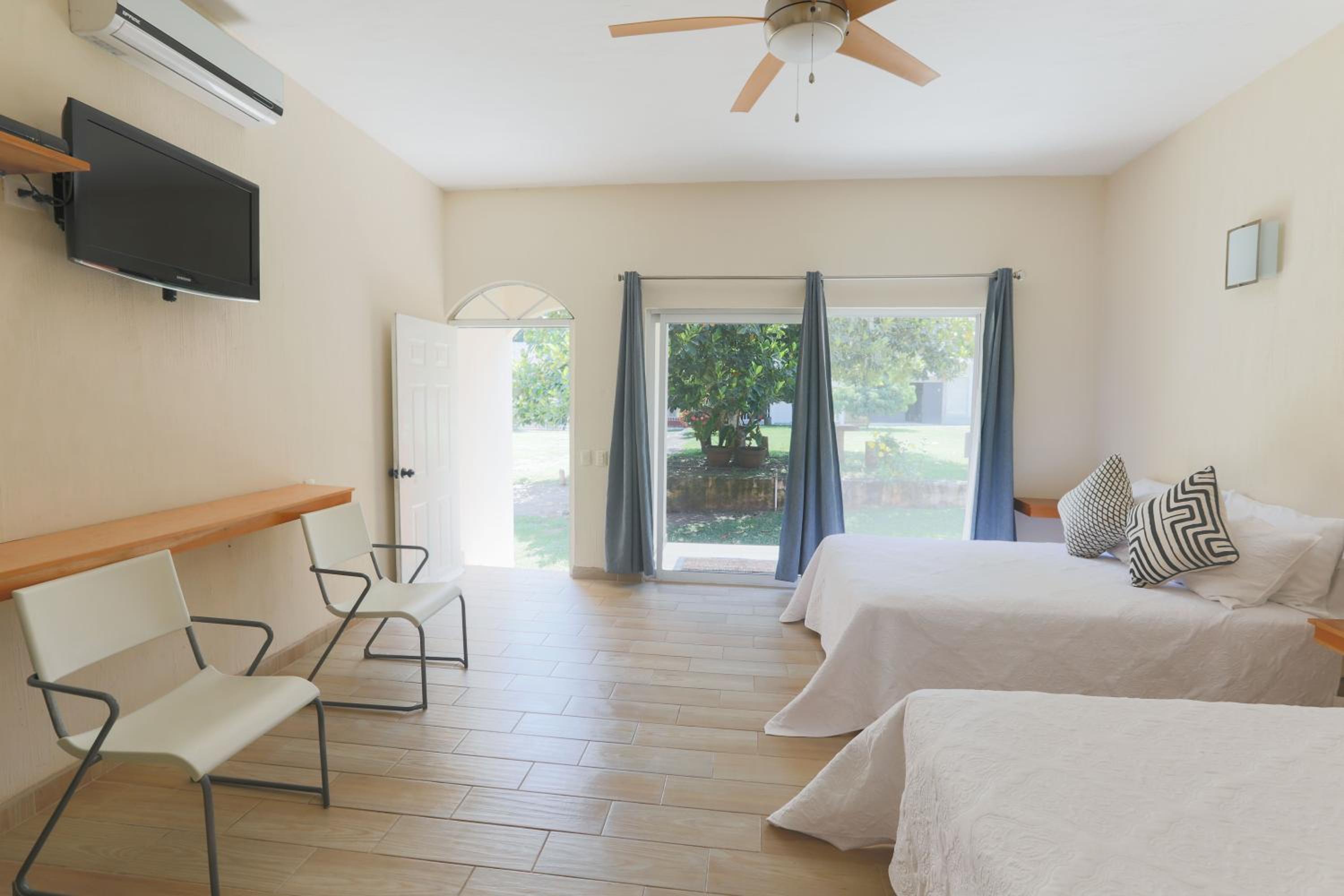 Twin Room with Balcony - Photo 4
