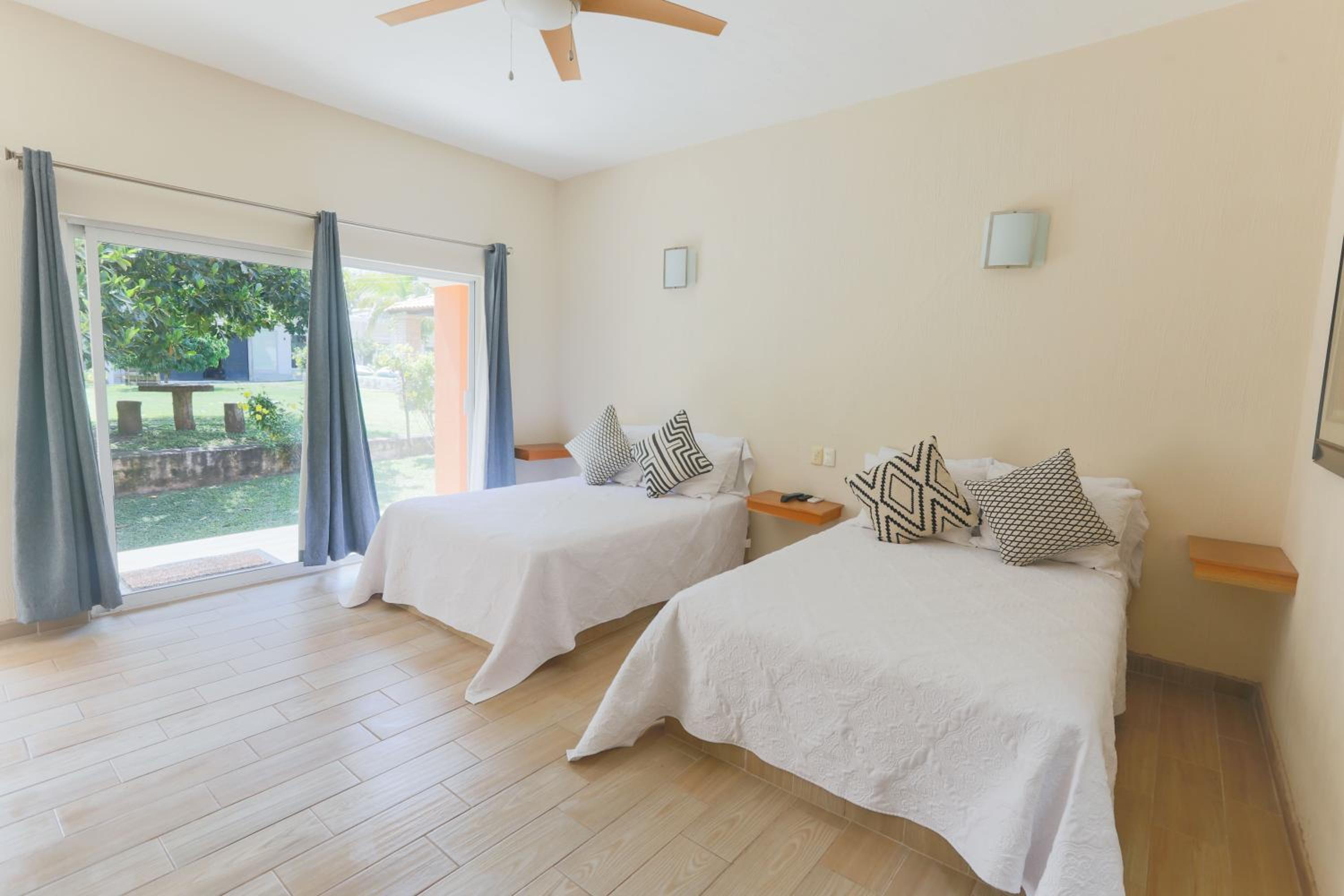 Twin Room with Balcony - Photo 6