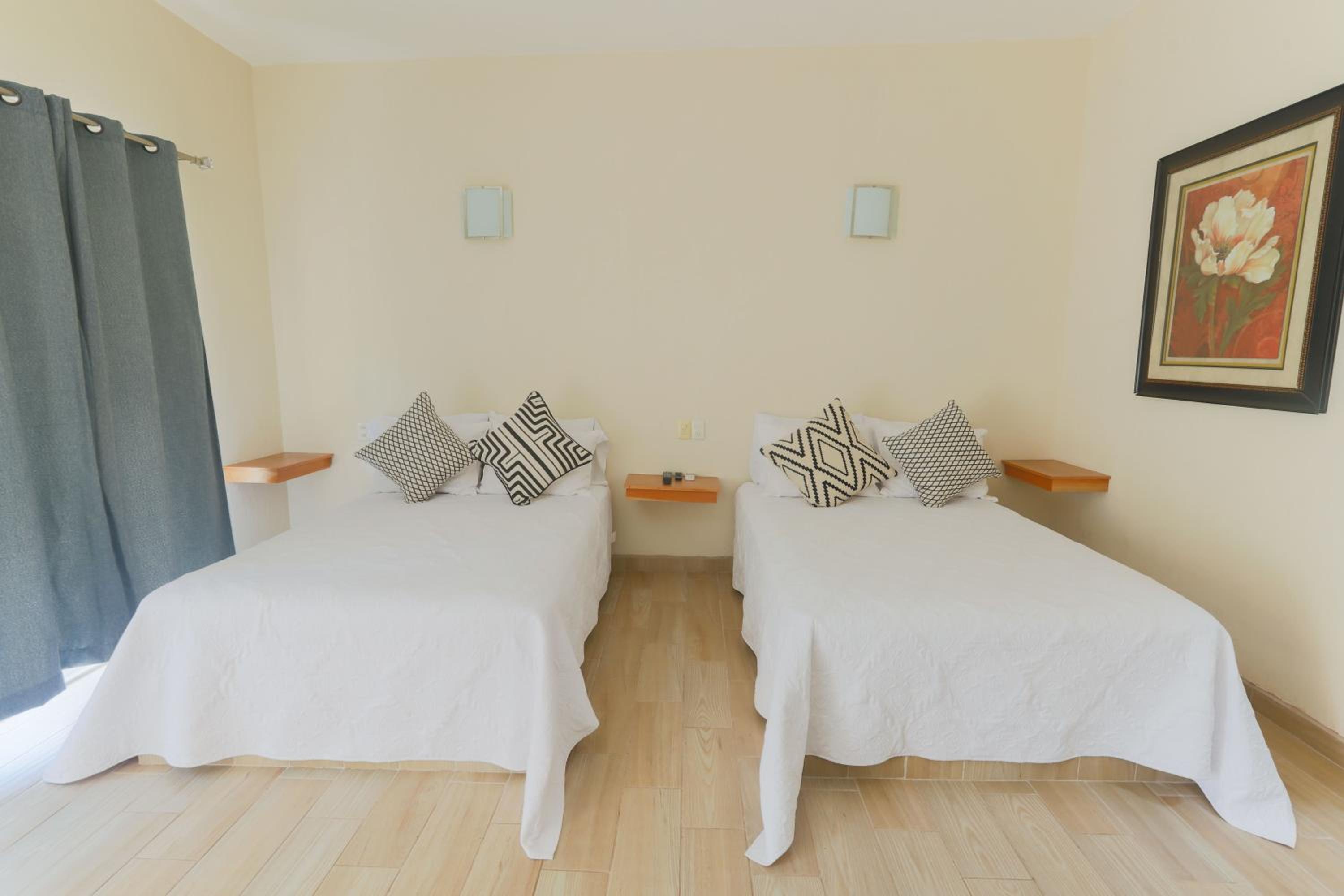 Twin Room with Balcony - Photo 3
