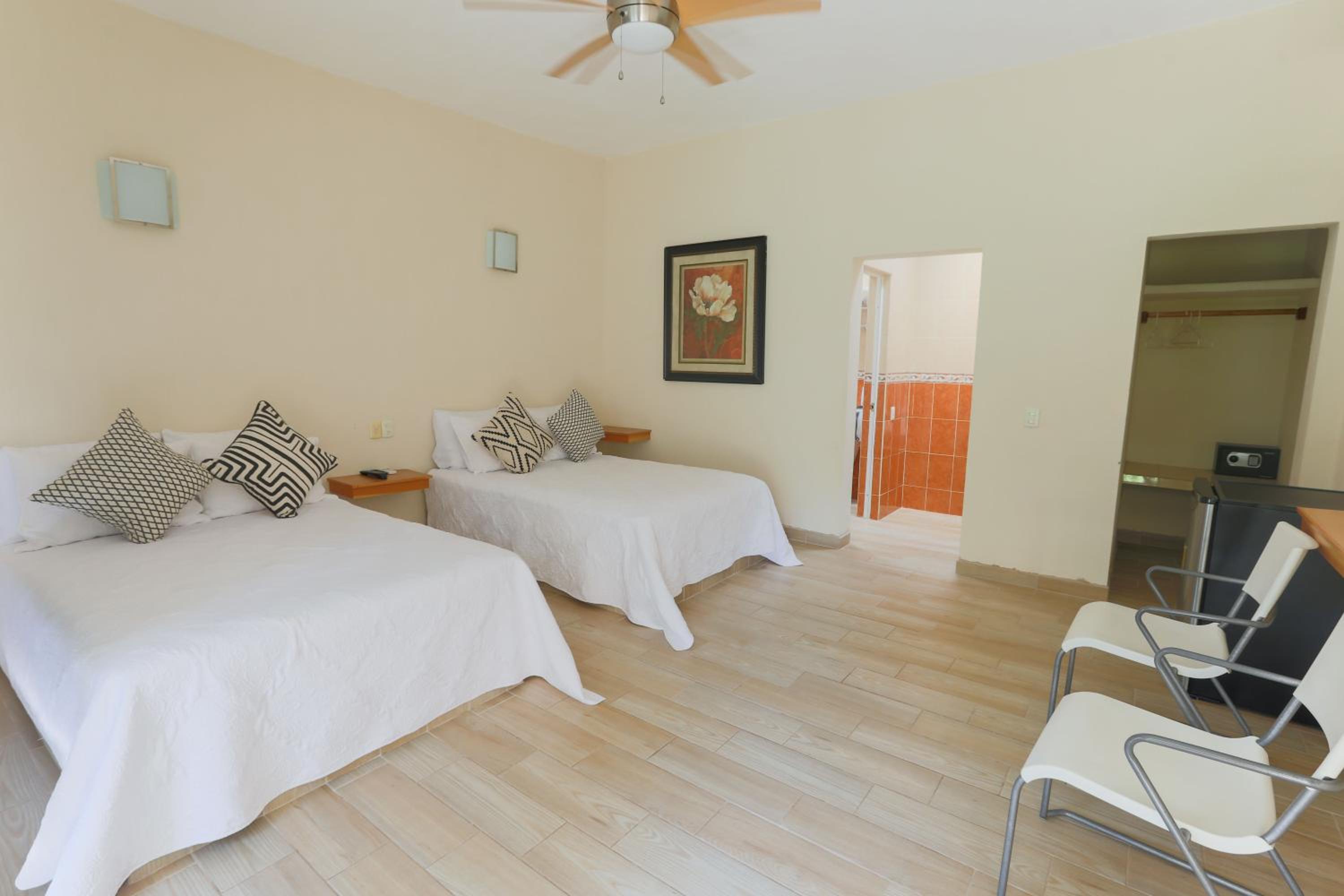 Twin Room with Balcony - Photo 12