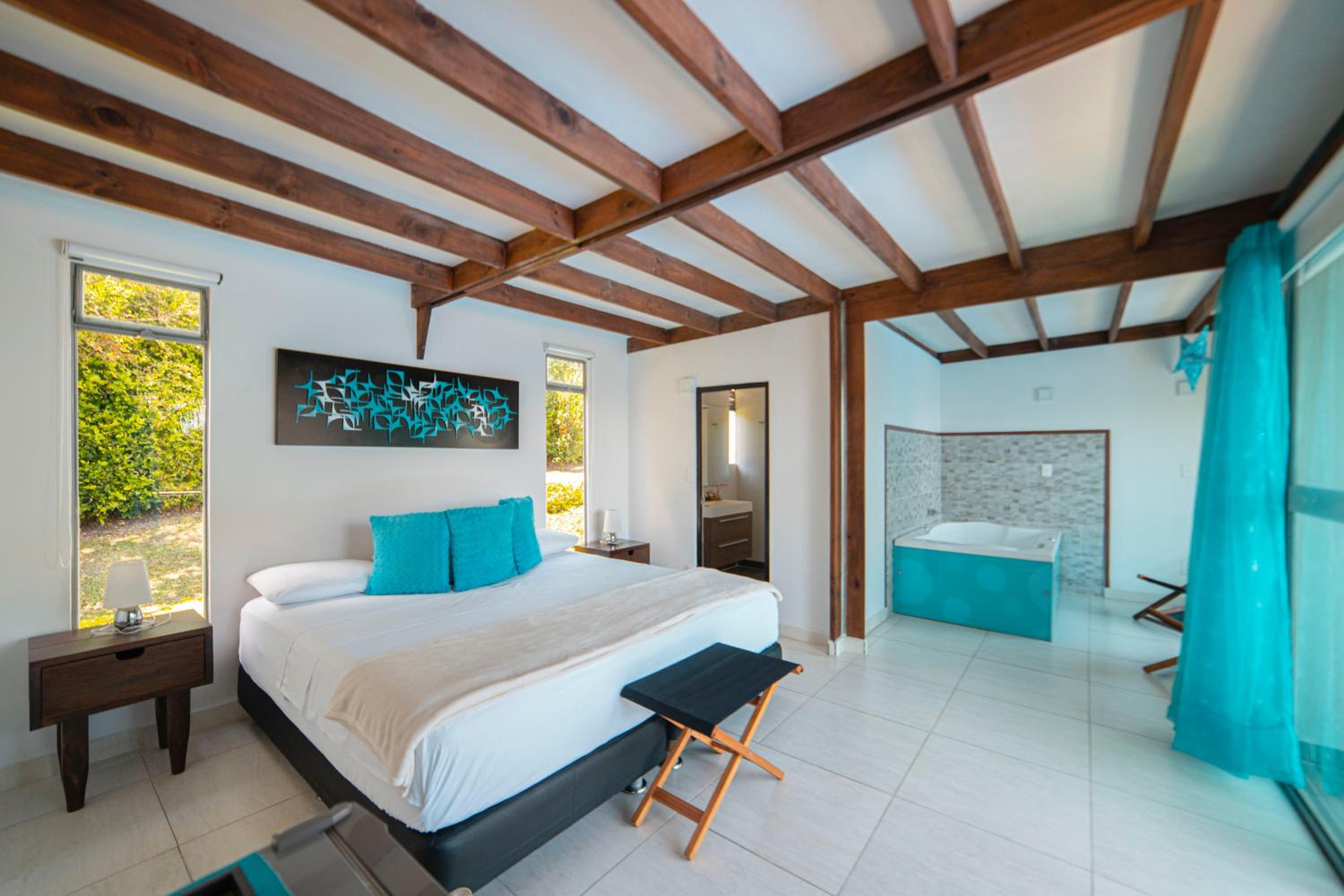 Five-Bedroom House photo 3