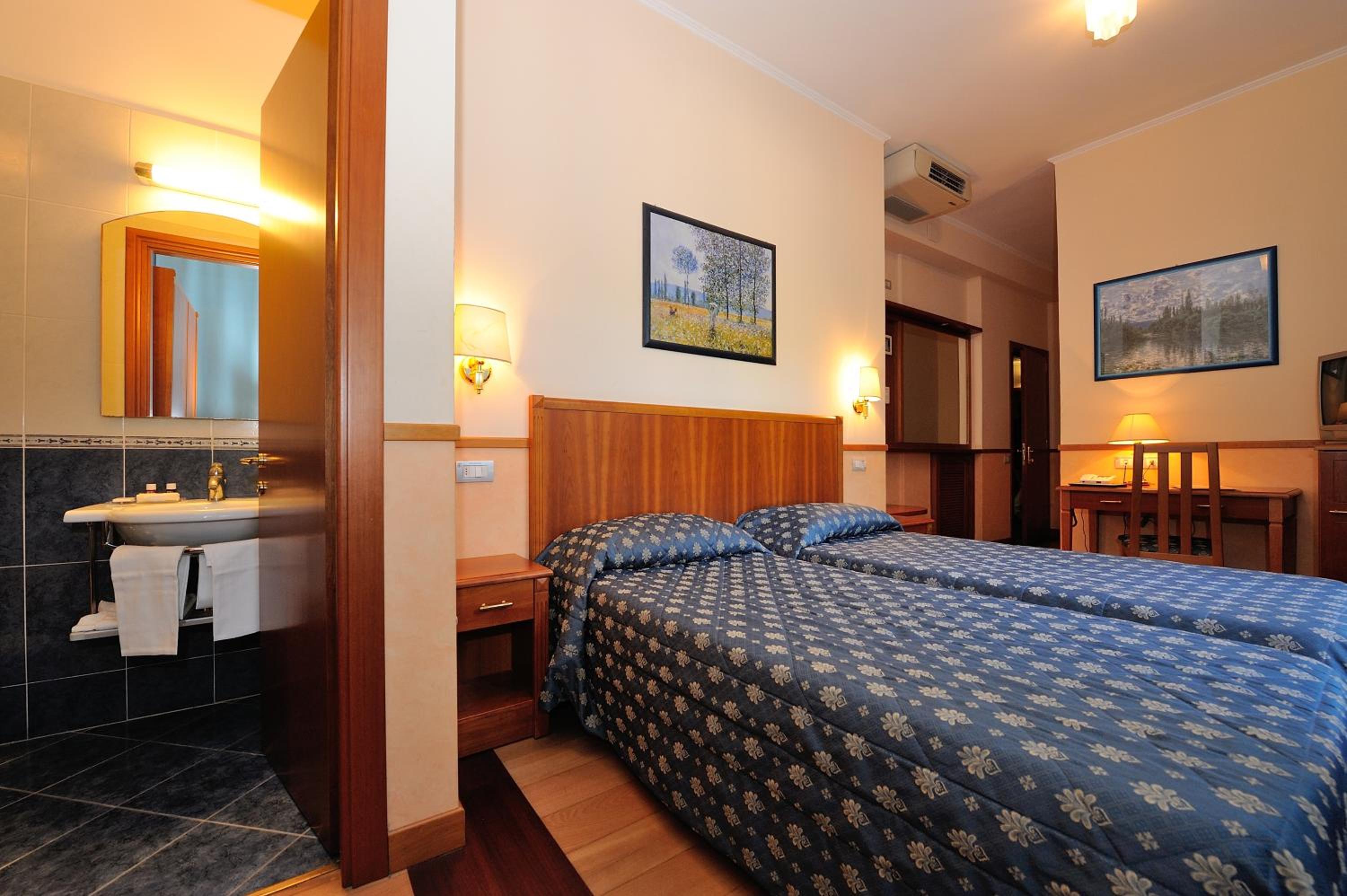 Classic Double or Twin Room with Balcony - Photo 1