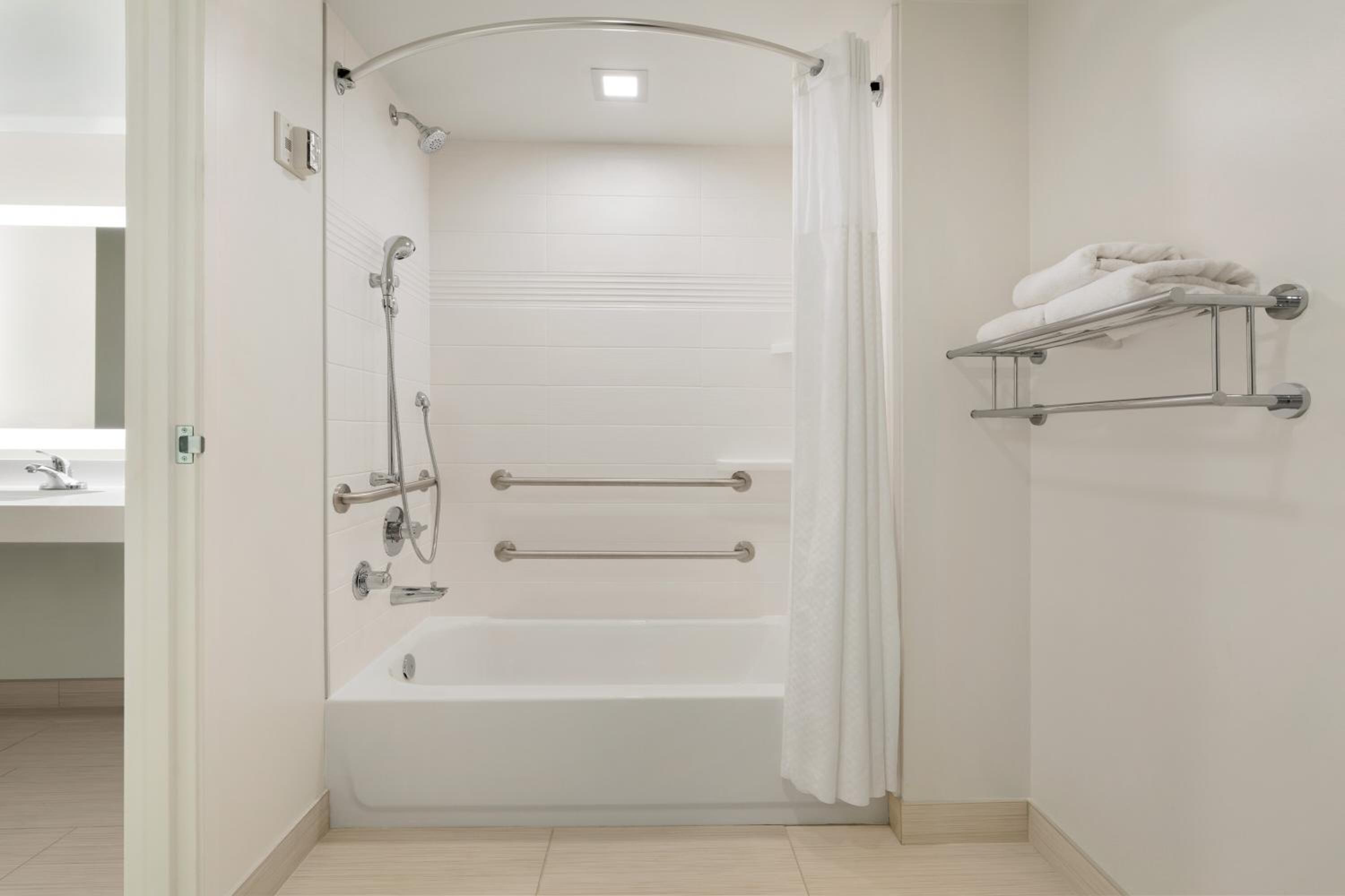 King Room with Patio - Disability Access/Non Smoking - Photo 6