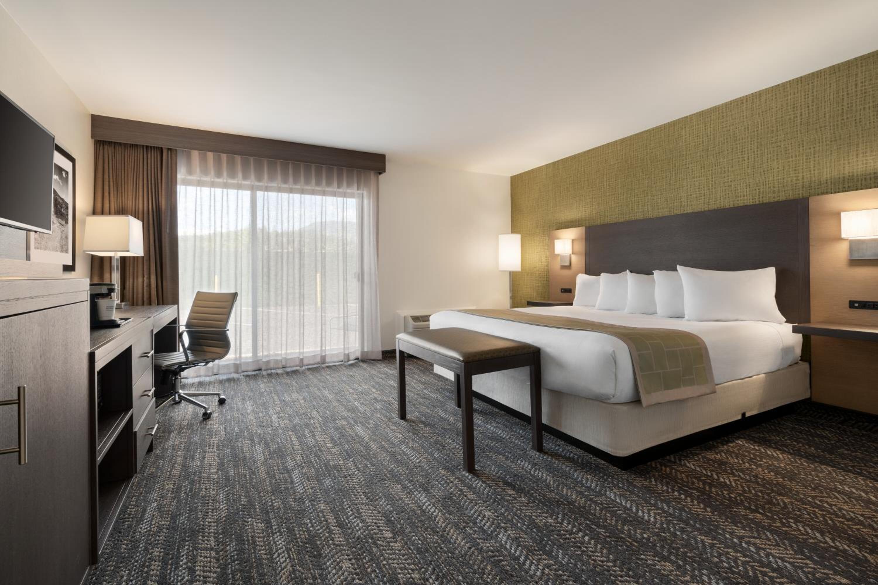 King Room With Roll-In Shower - Mobility Access/Non-Smoking photo 1