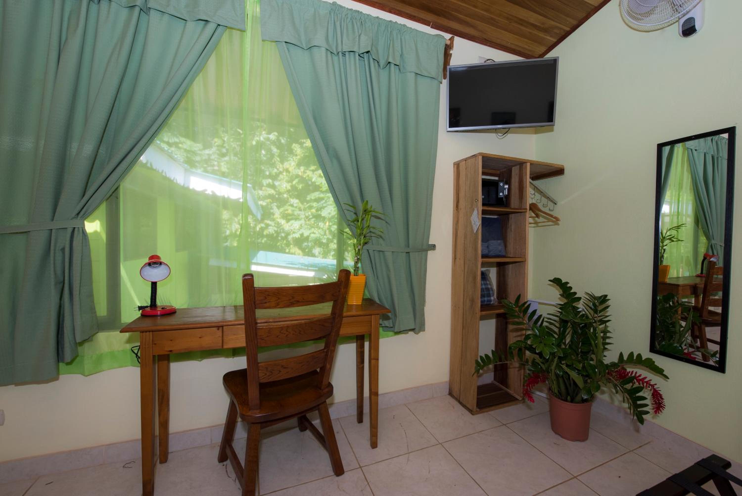 Quadruple Room with Private Bathroom - Fully Equipped photo 2