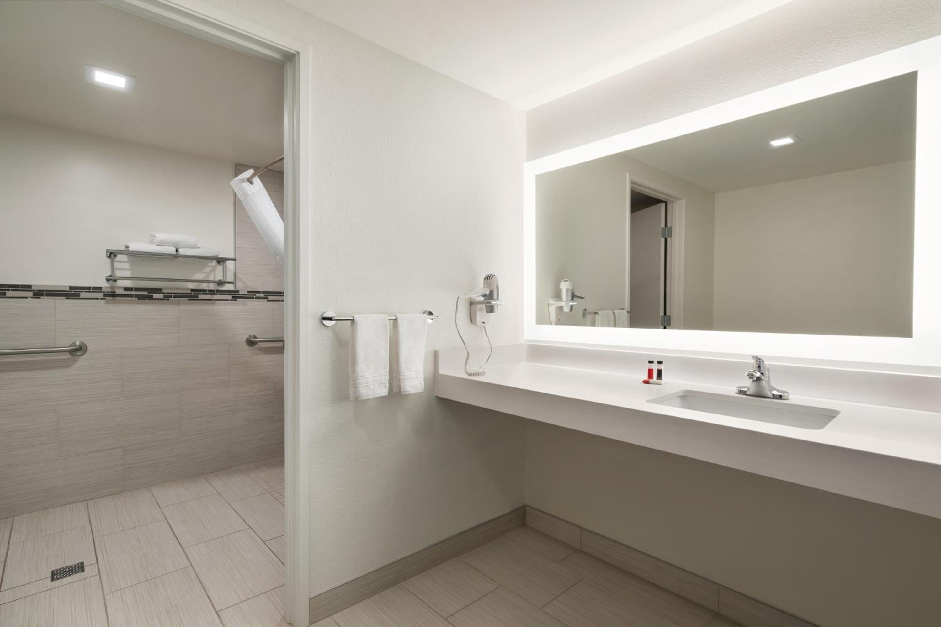 King Room With Roll-In Shower - Mobility Access/Non-Smoking photo 2