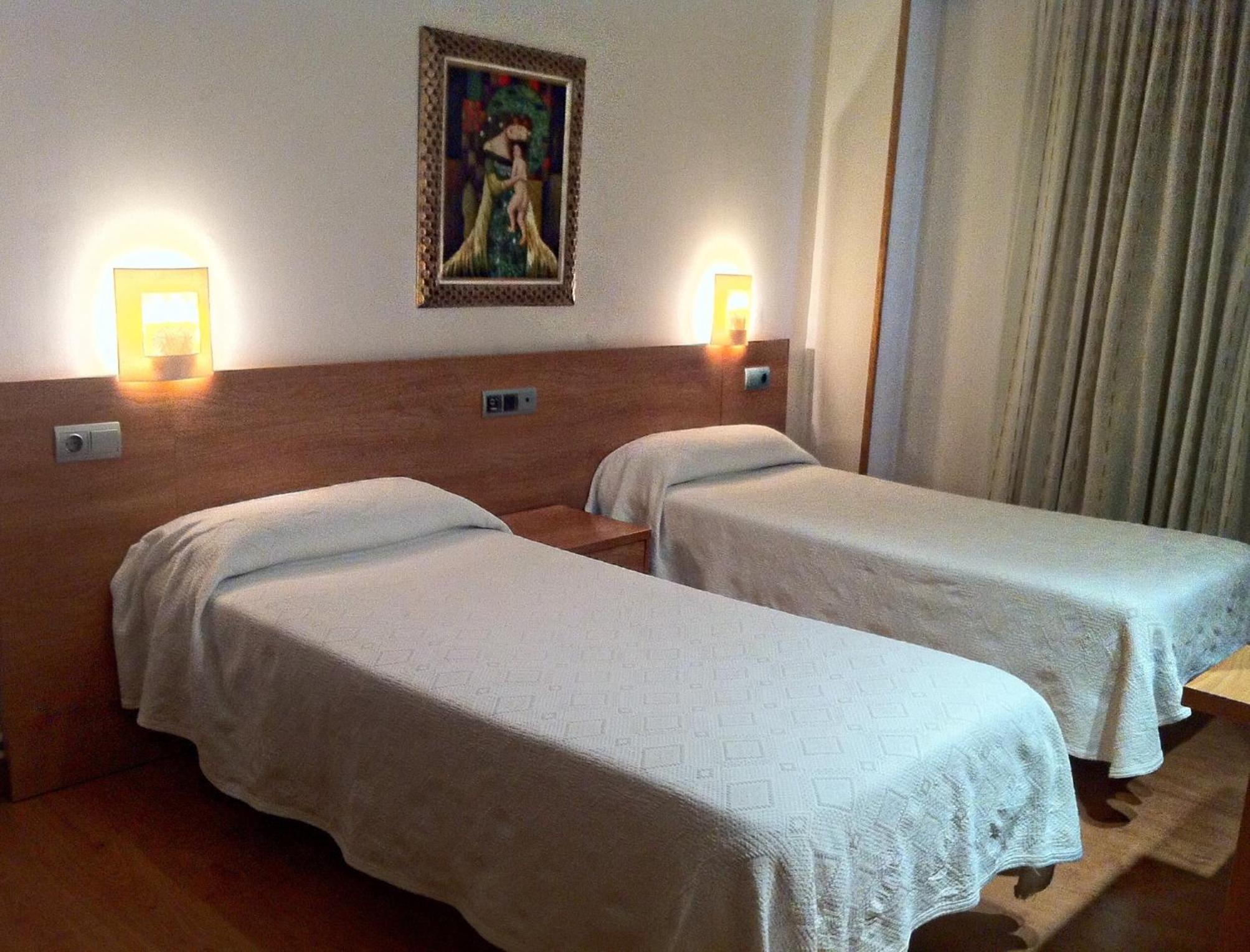 Double or Twin Room - Photo 8