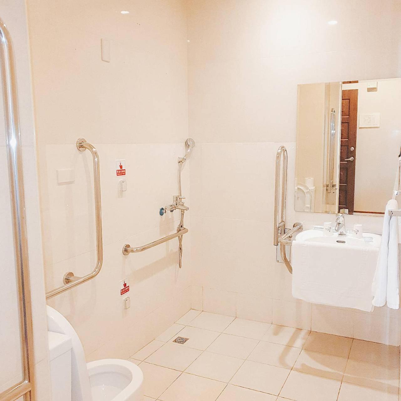 Queen Room - Disability Access photo 3
