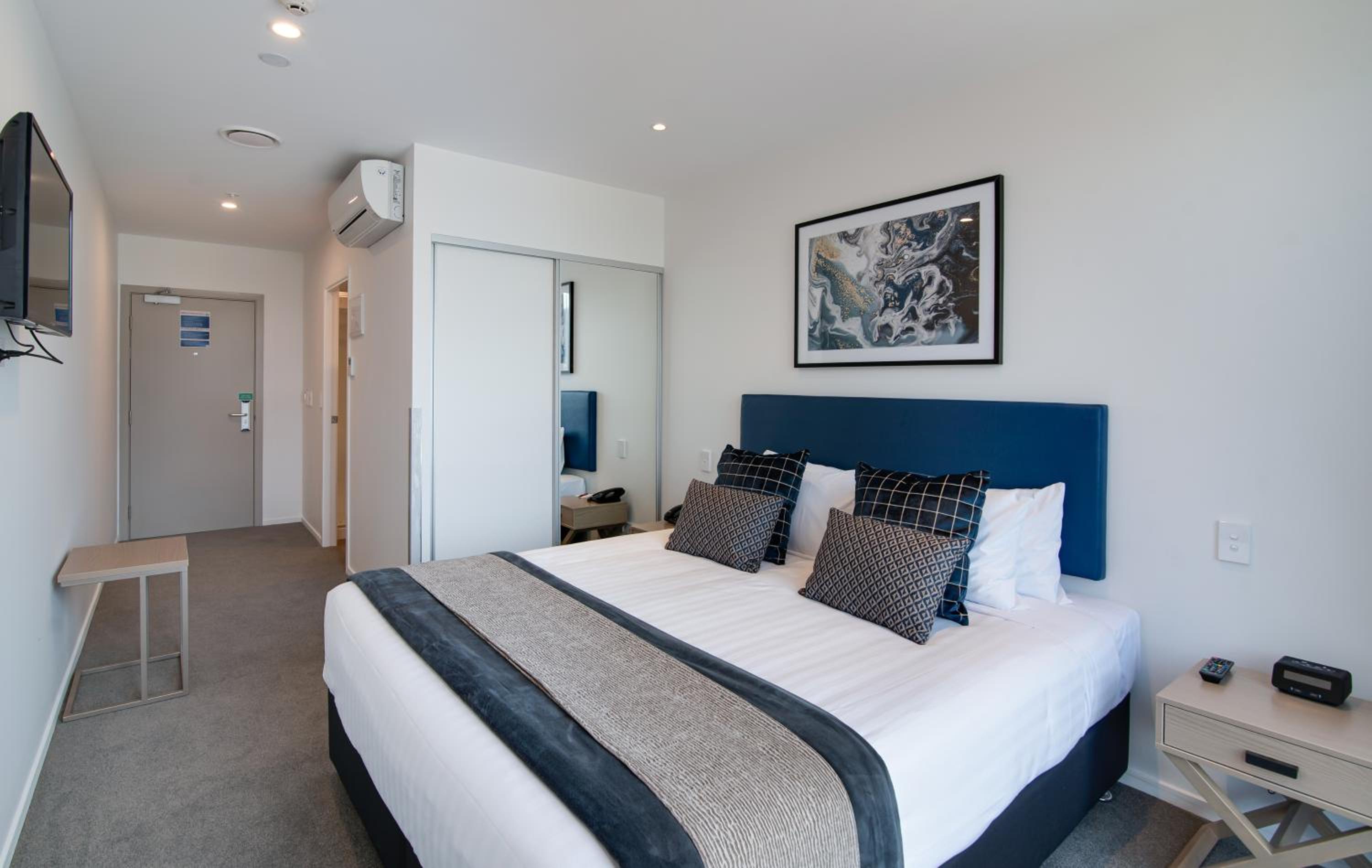 Hotel Room - Lake View - Photo 1