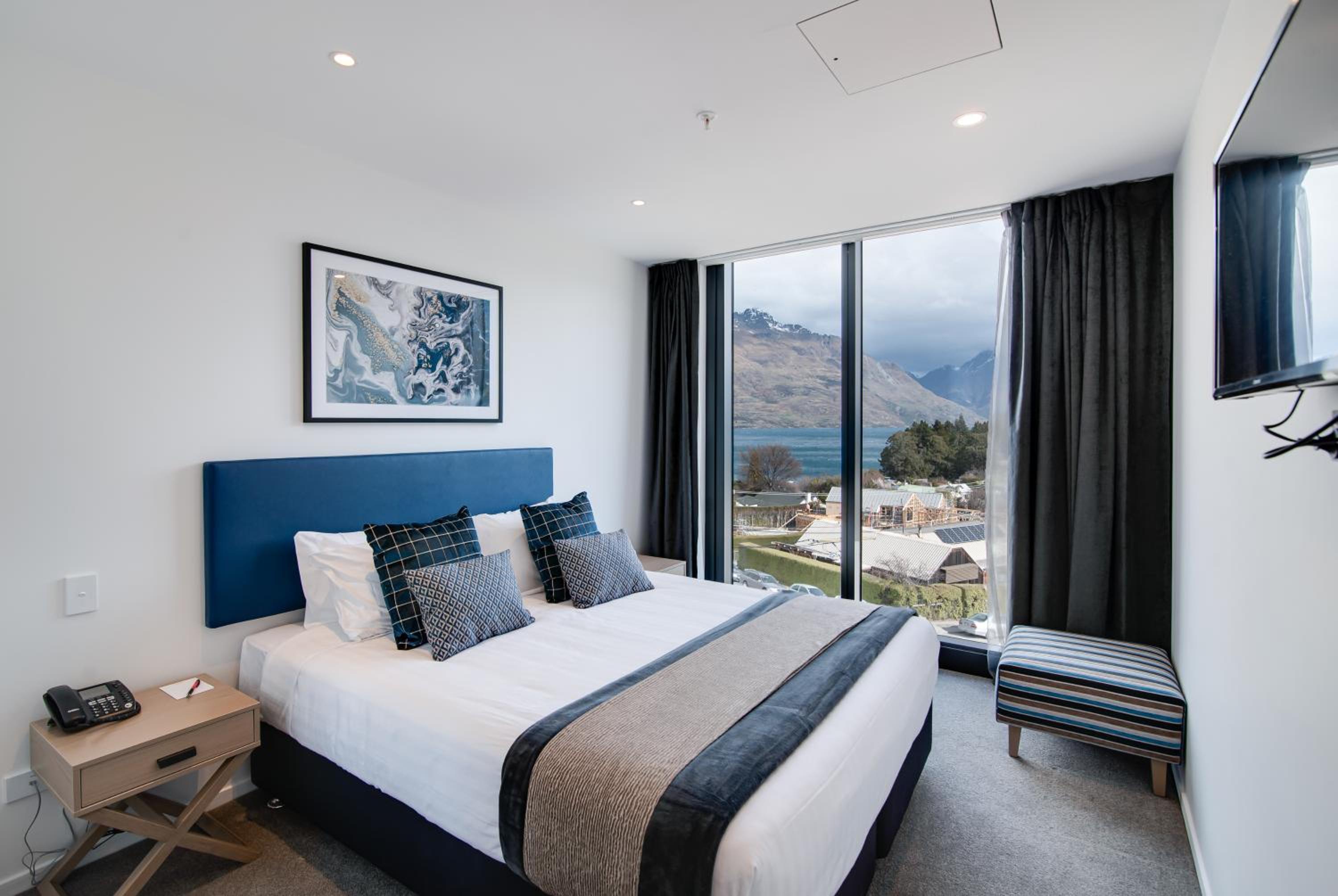 Hotel Room - Lake View - Photo 3