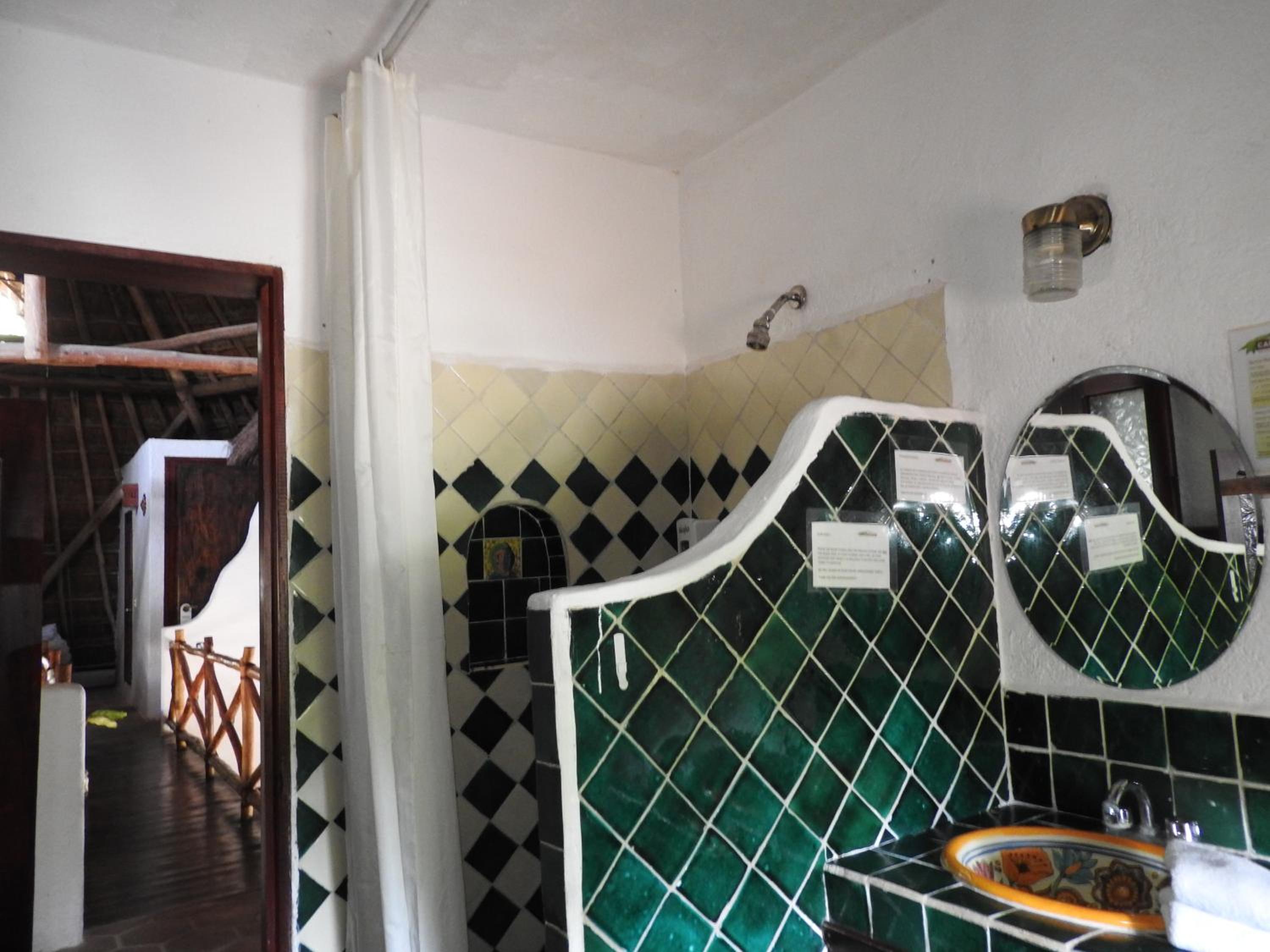 Standard King Room - Photo 18