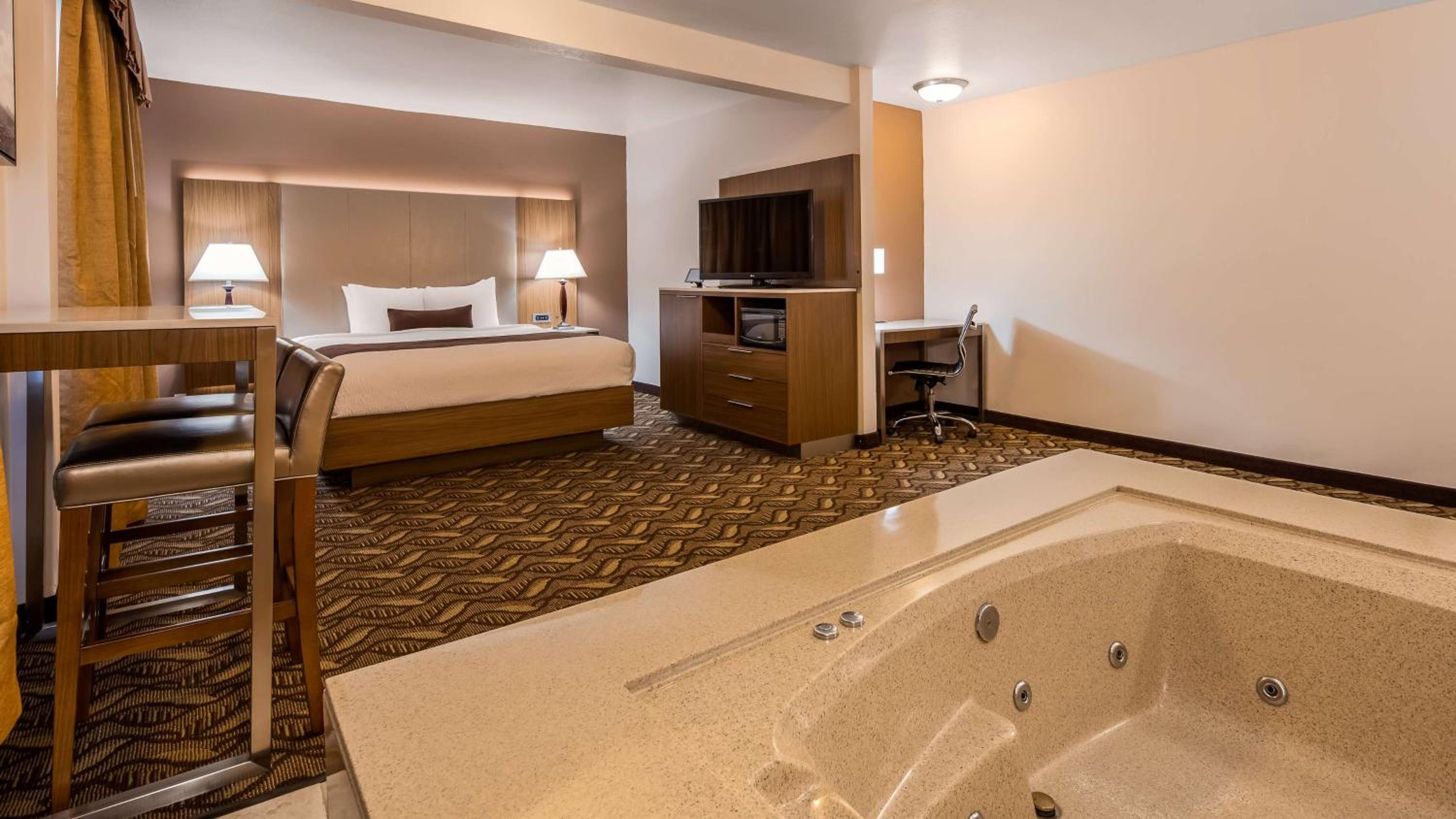 King Room with Spa Bath - Non-Smoking photo 3