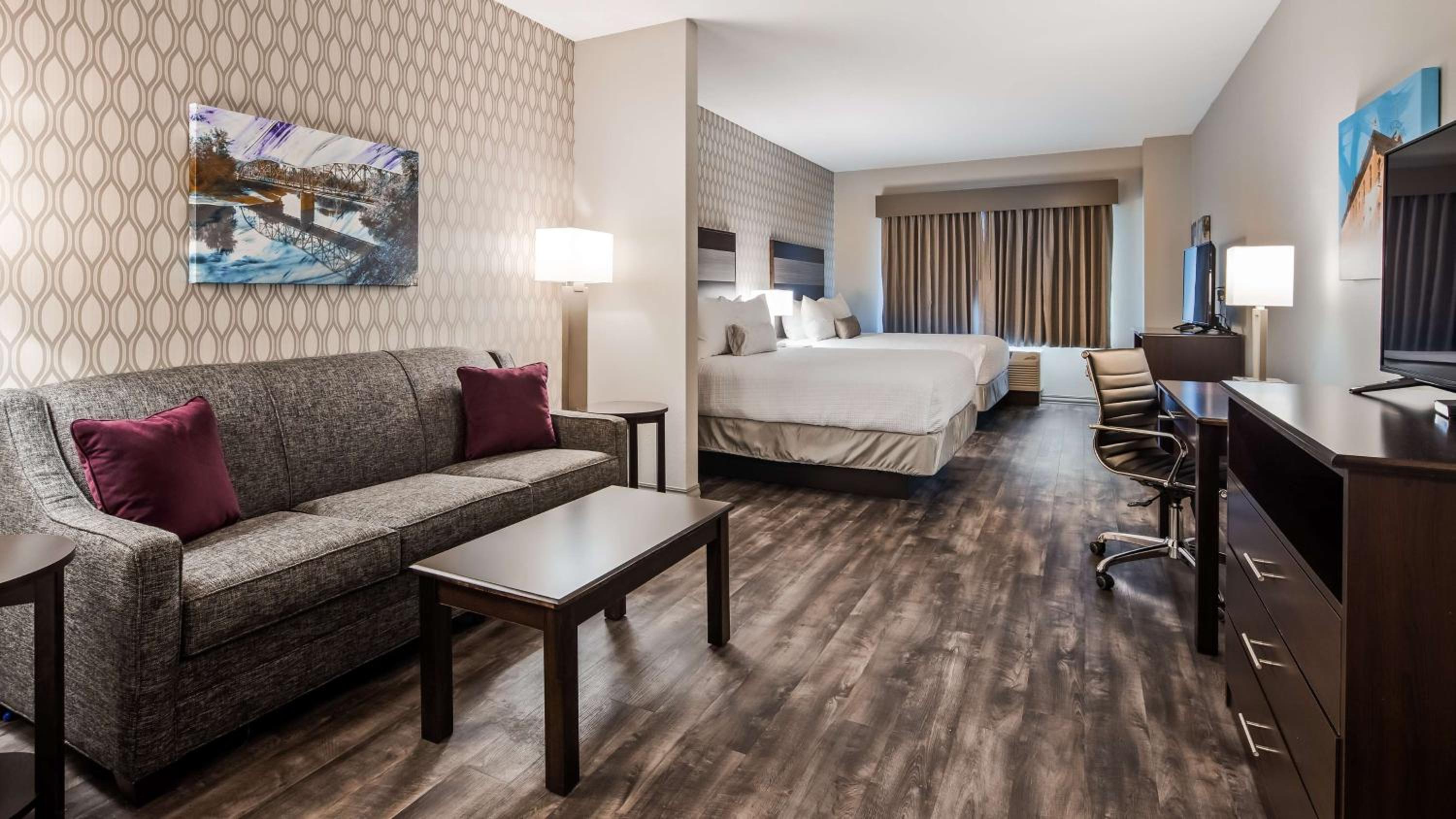 Queen Suite with Two Queen Beds and Roll-in Shower - Disability Access