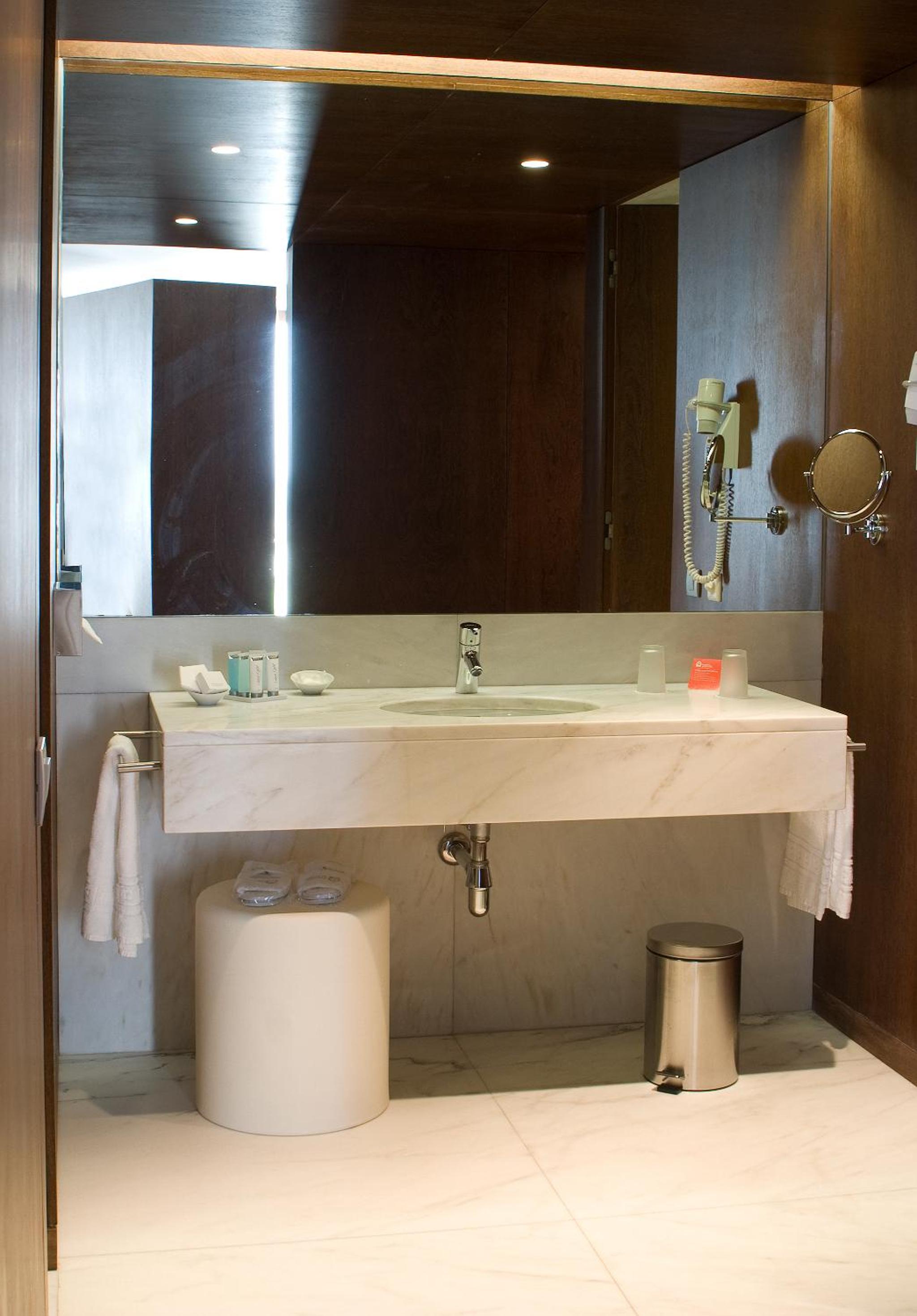 Classic Double or Twin Room - Photo 15
