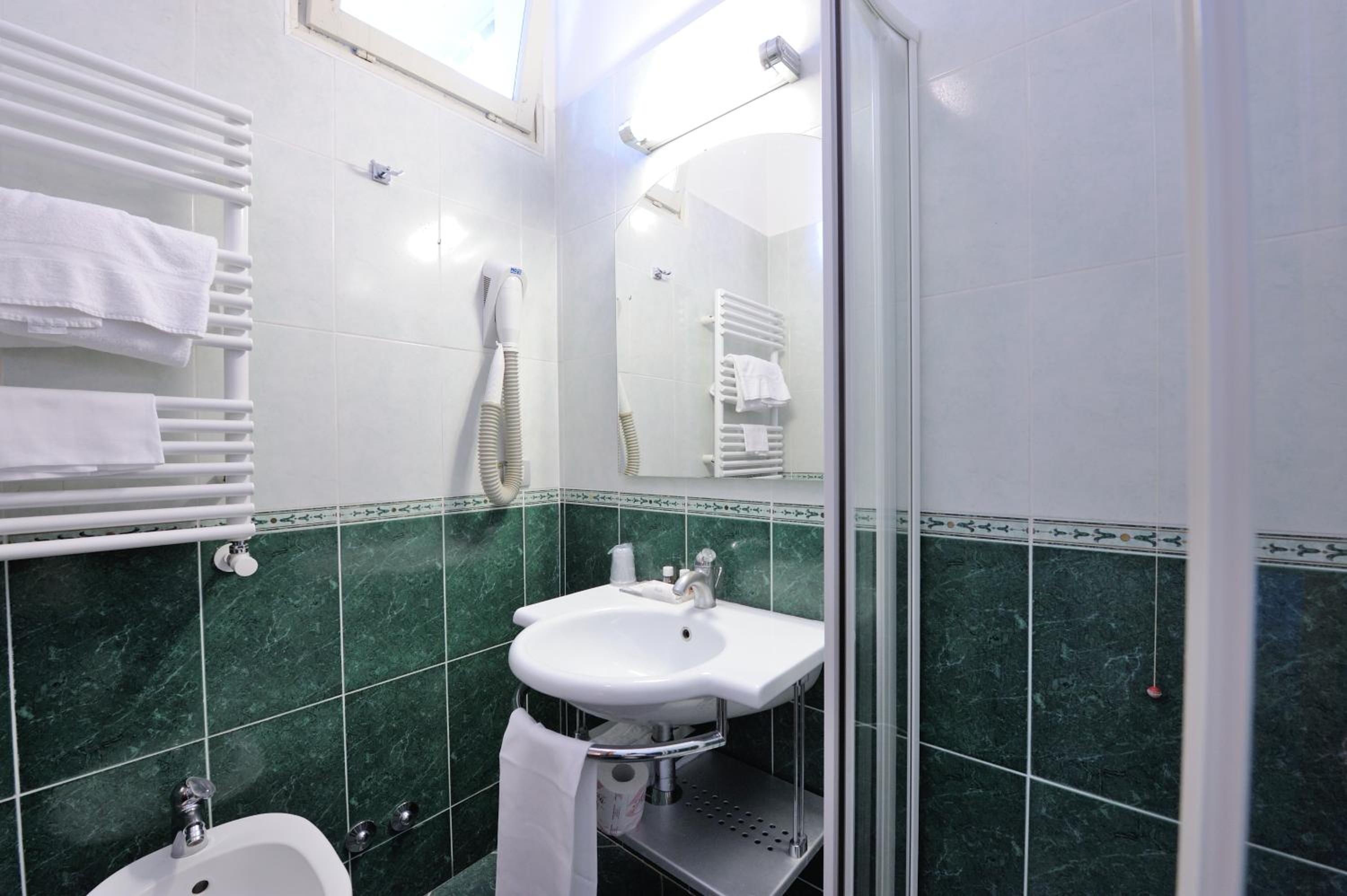 Classic Double or Twin Room with Balcony - Photo 4