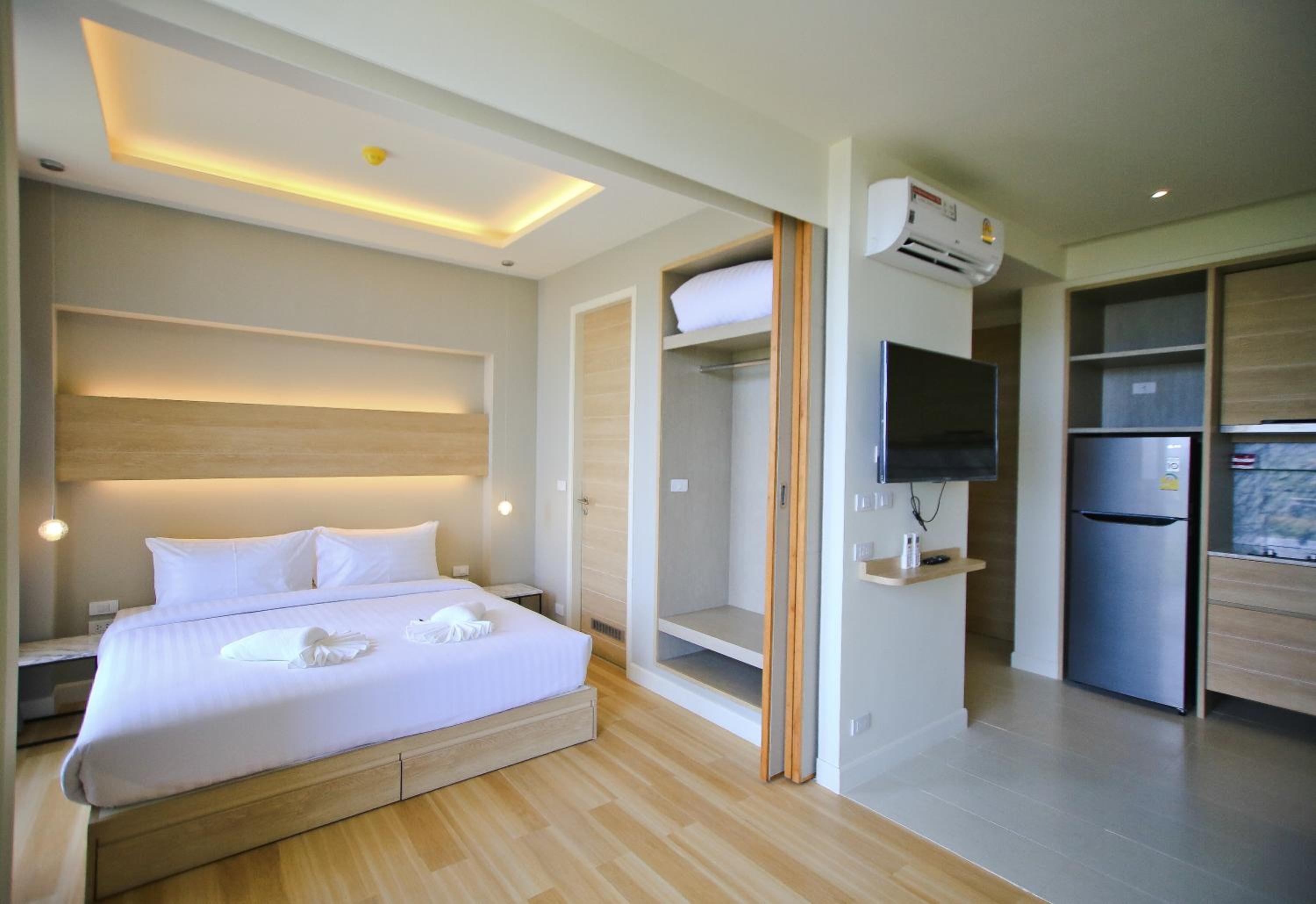 One Bedroom Sea View Partial - Photo 13