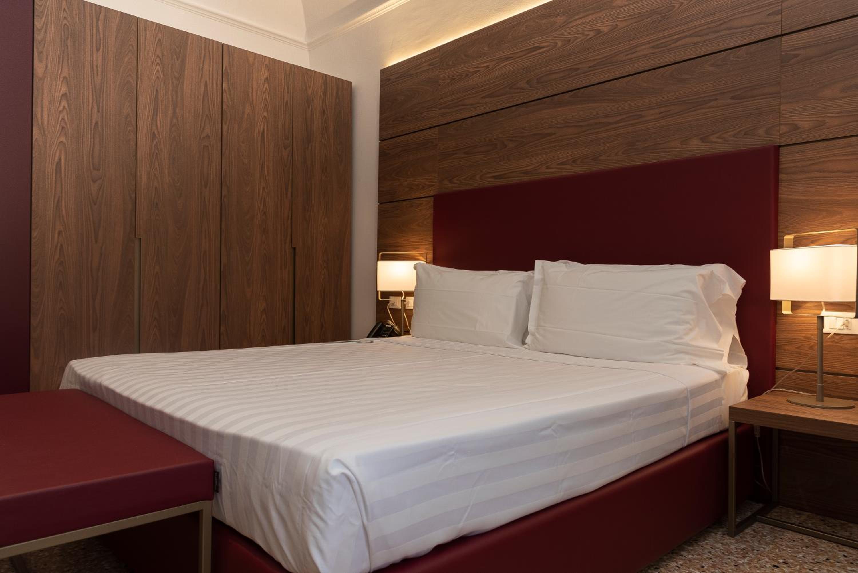 Standard Double Room - Photo 4
