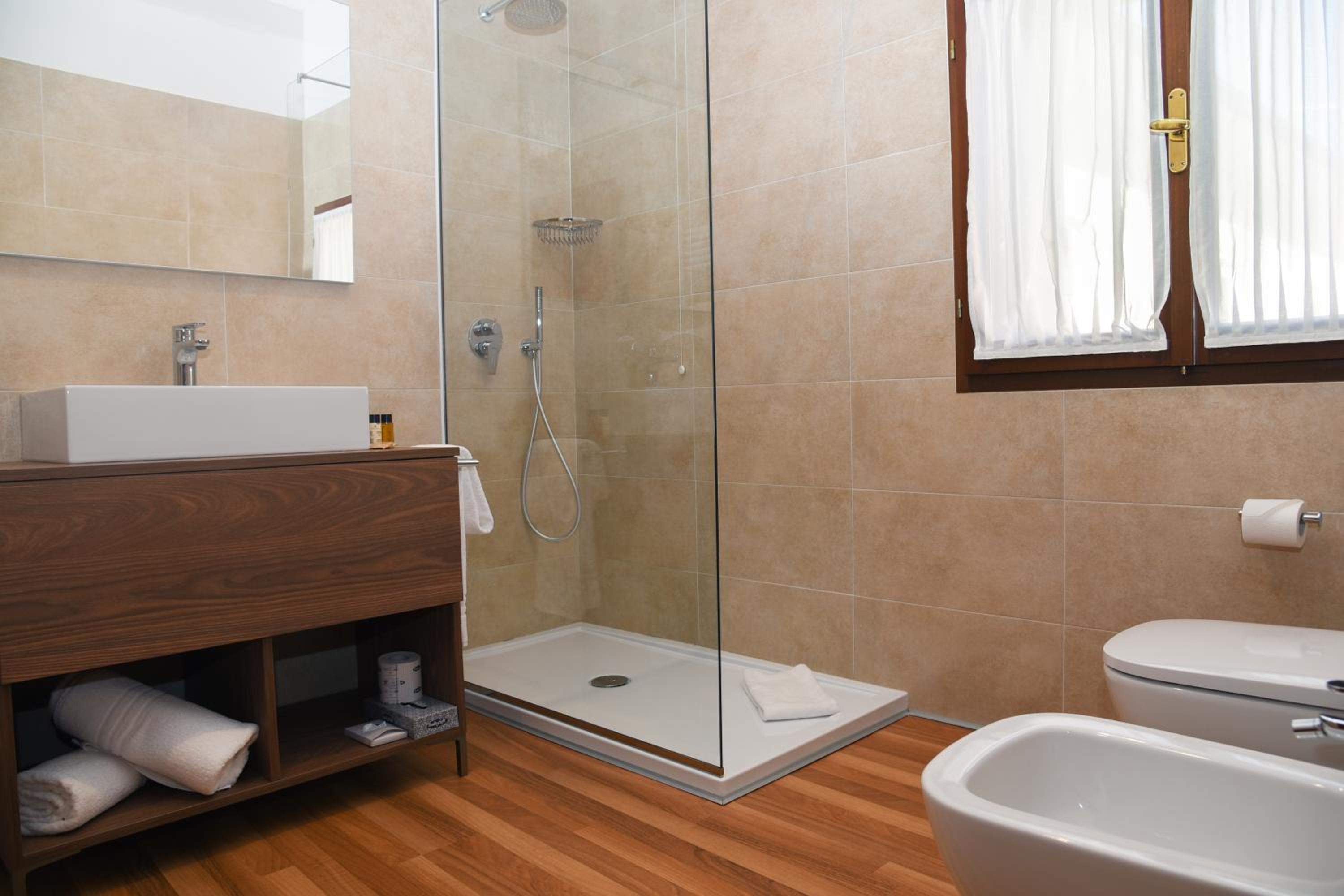 Standard Double Room - Photo 5