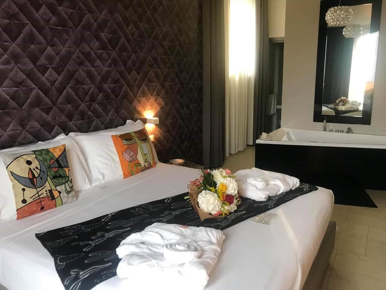 Deluxe Double Room with Hot Tub photo 2