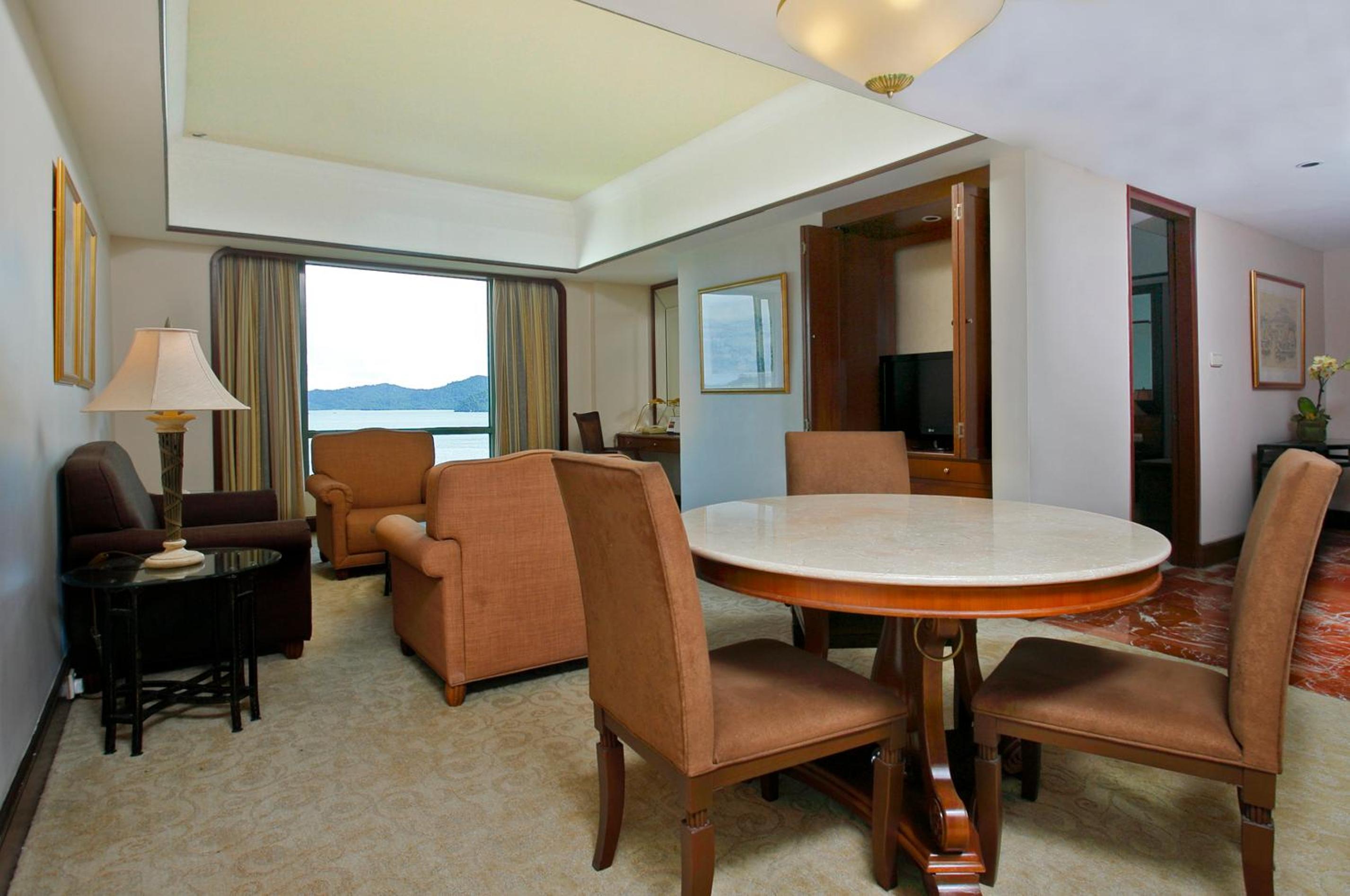 Executive Suite - Photo 4