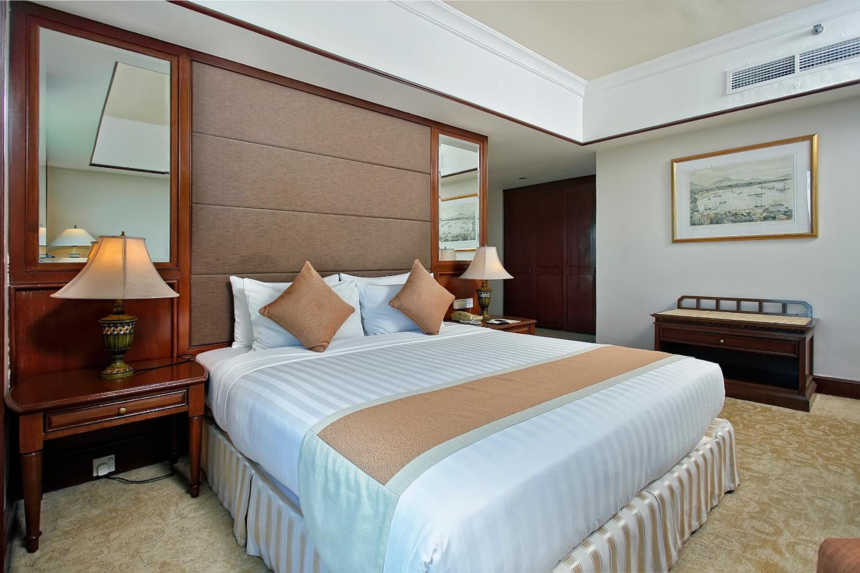 Executive Suite - Photo 2
