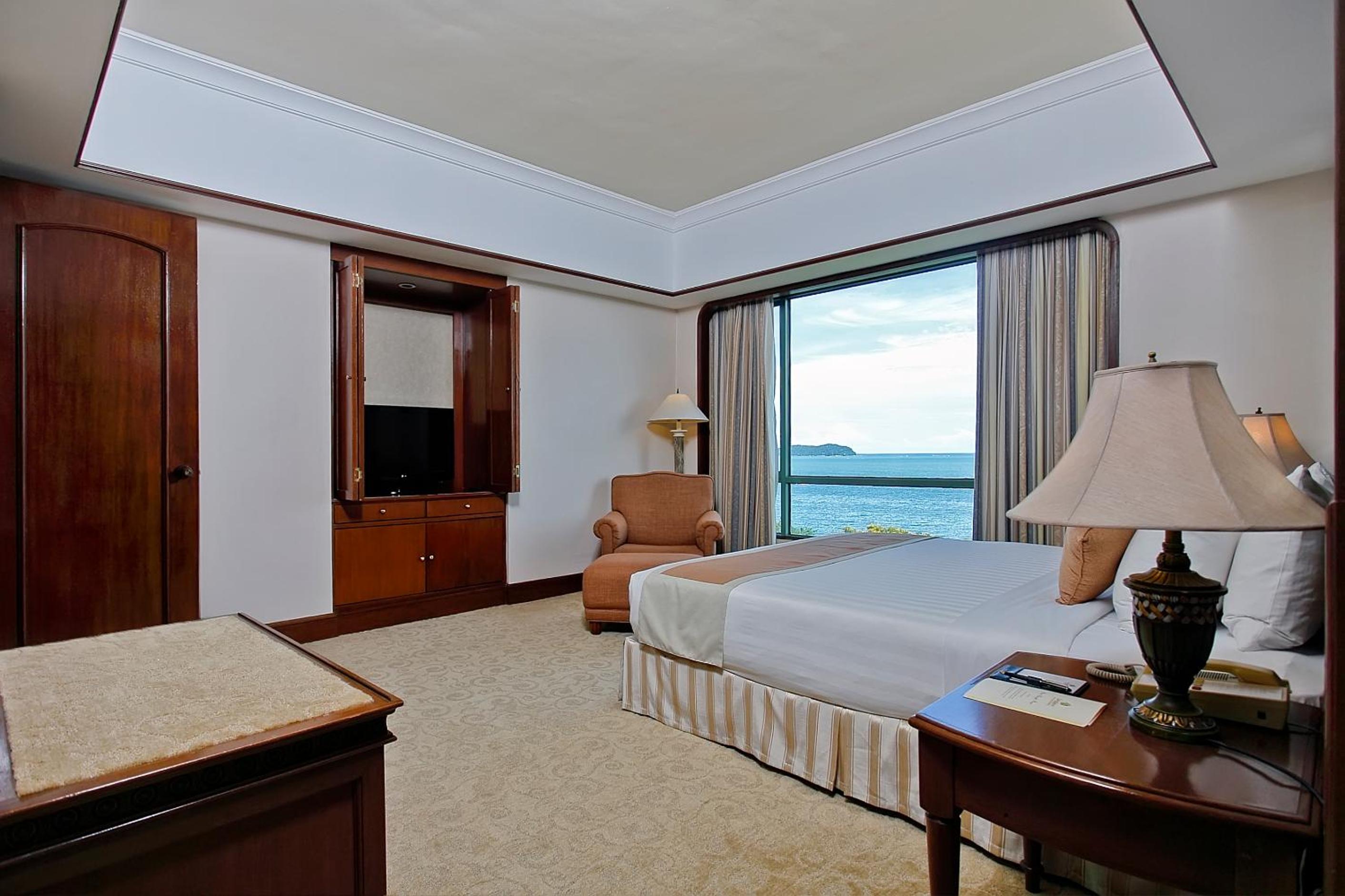 Executive Suite - Photo 3
