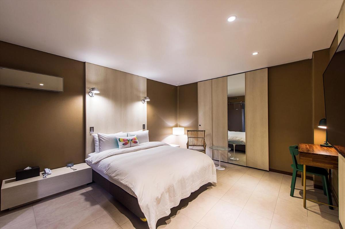 Standard Double Room with 2pm Check in - Photo 1