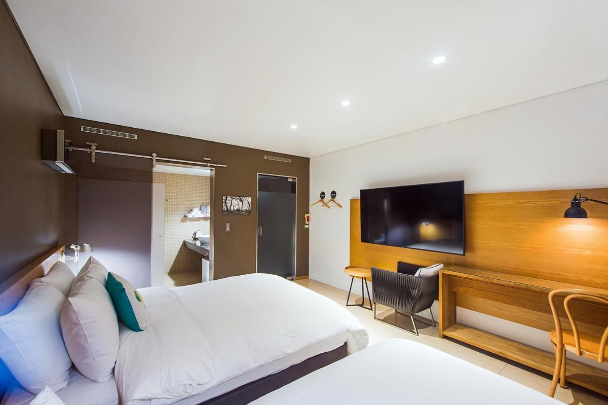 Standard Twin Room with 2pm Check In - Photo 2