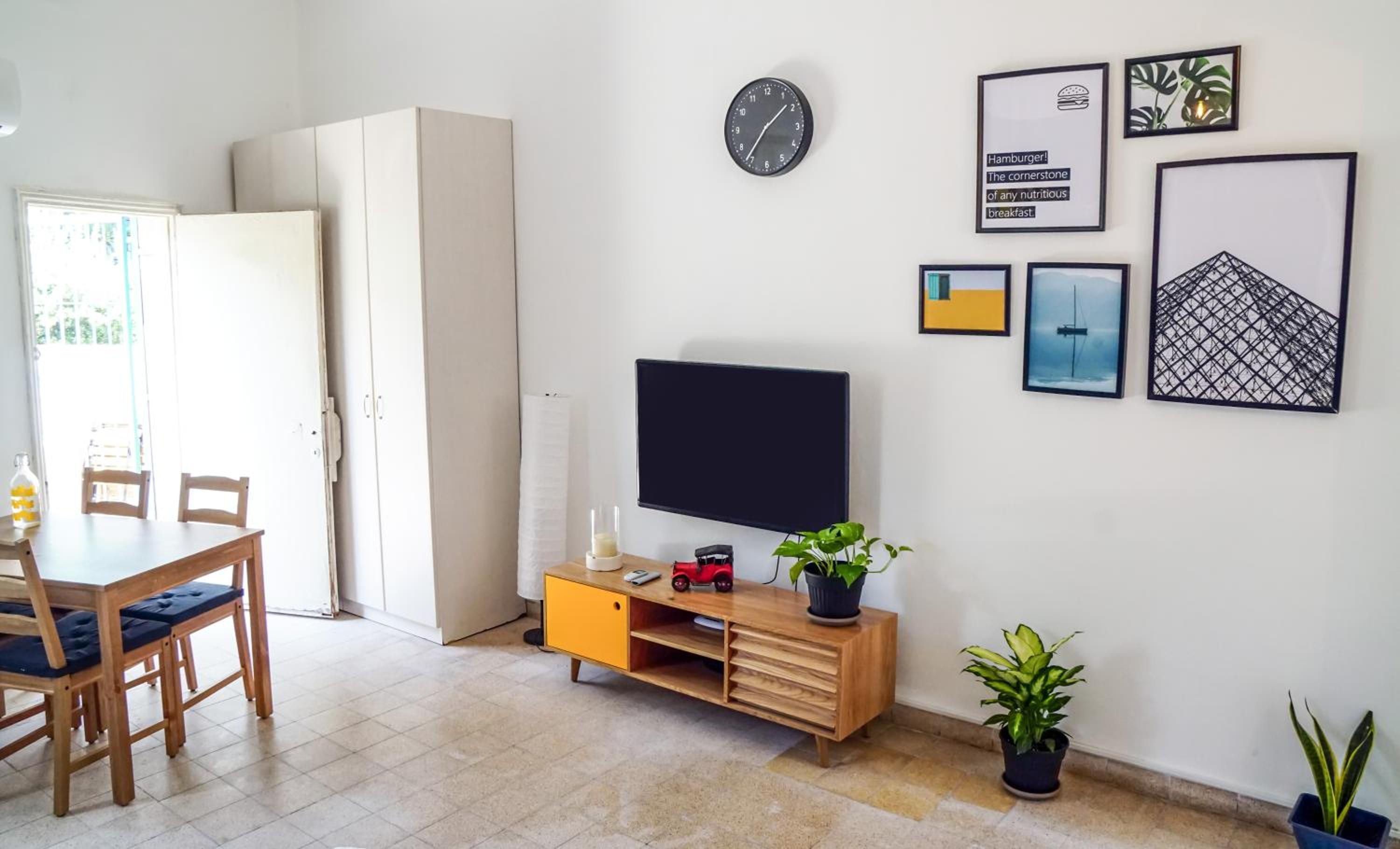 Apartment with Balcony - Photo 6