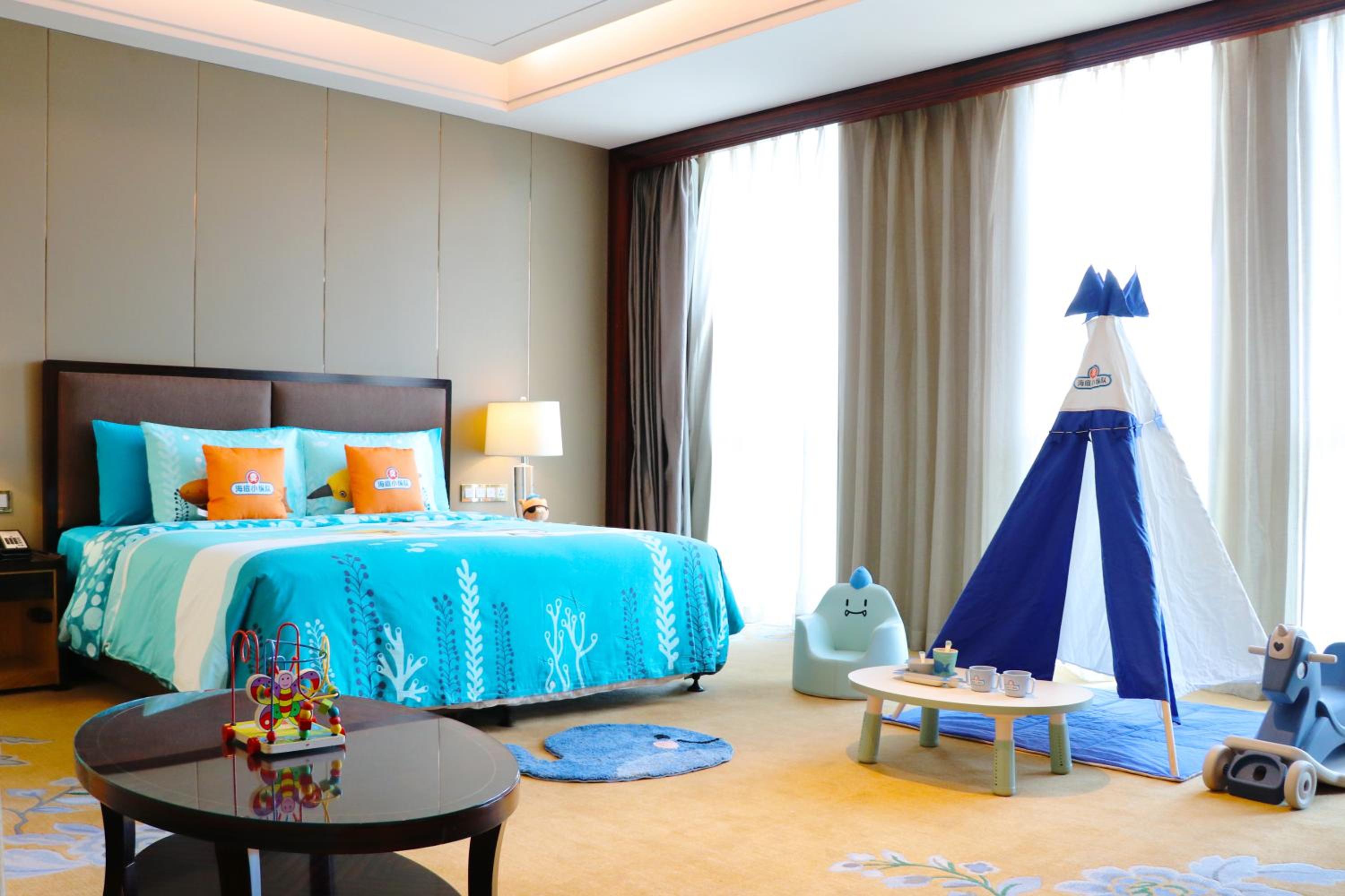 Family Room With Children Bedsheet