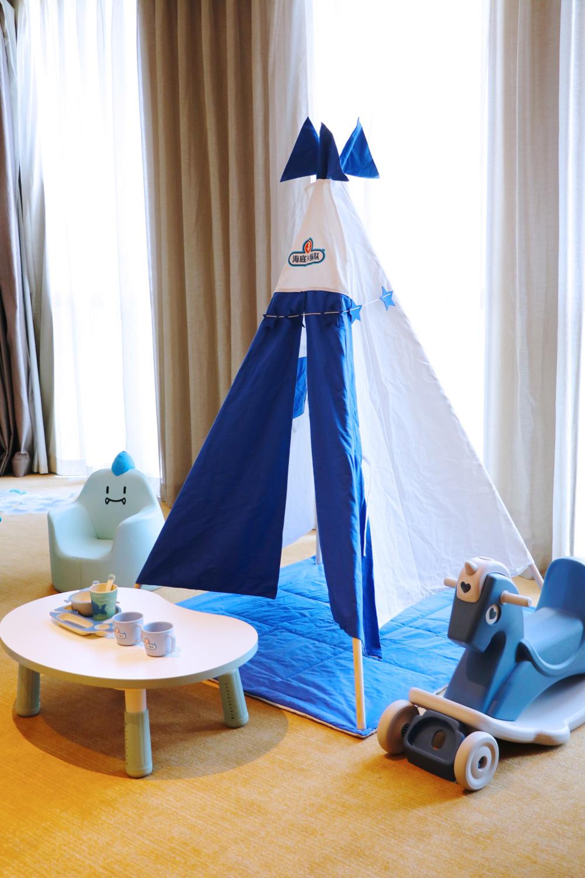 Family Room With Children Bedsheet photo 2