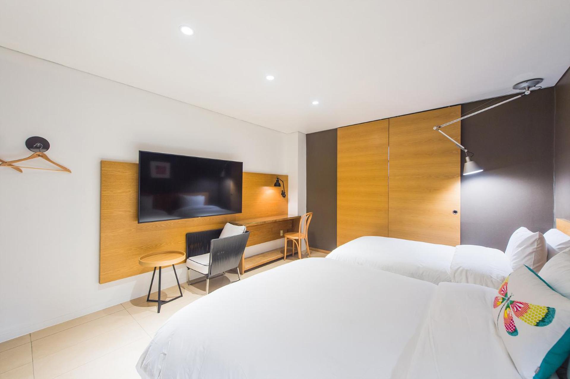 Standard Twin Room with 2pm Check In - Photo 4