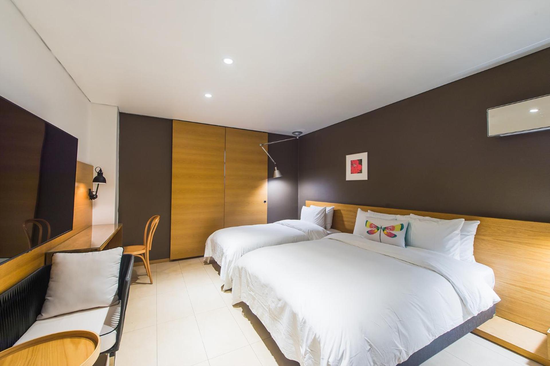 Standard Twin Room with 2pm Check In - Photo 1