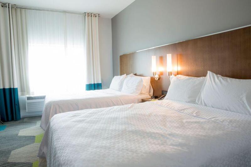 Queen Room with Two Queen Beds and Roll-In Shower - Mobility Access photo 3