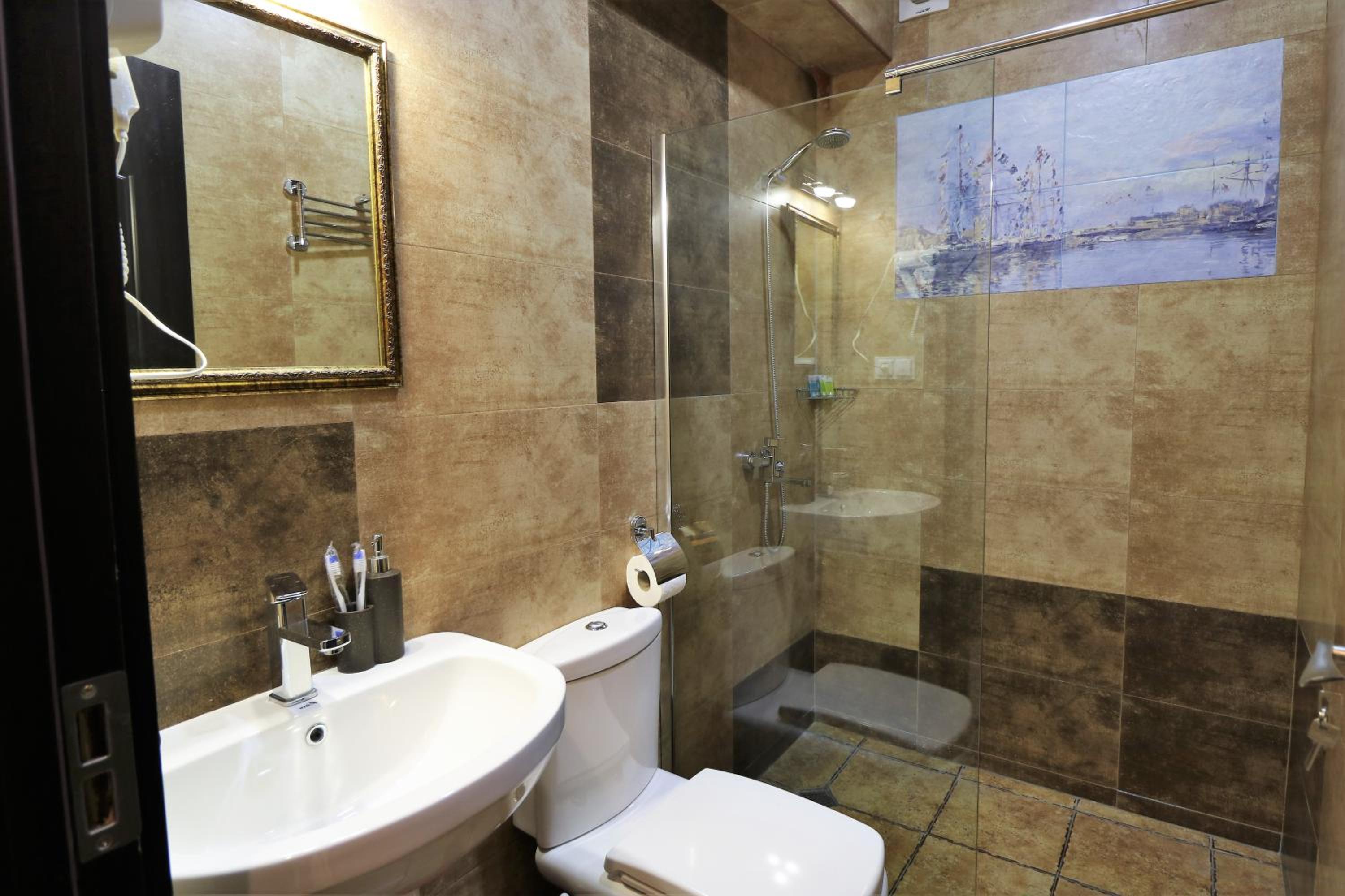 Large Double or Twin Room - Photo 5