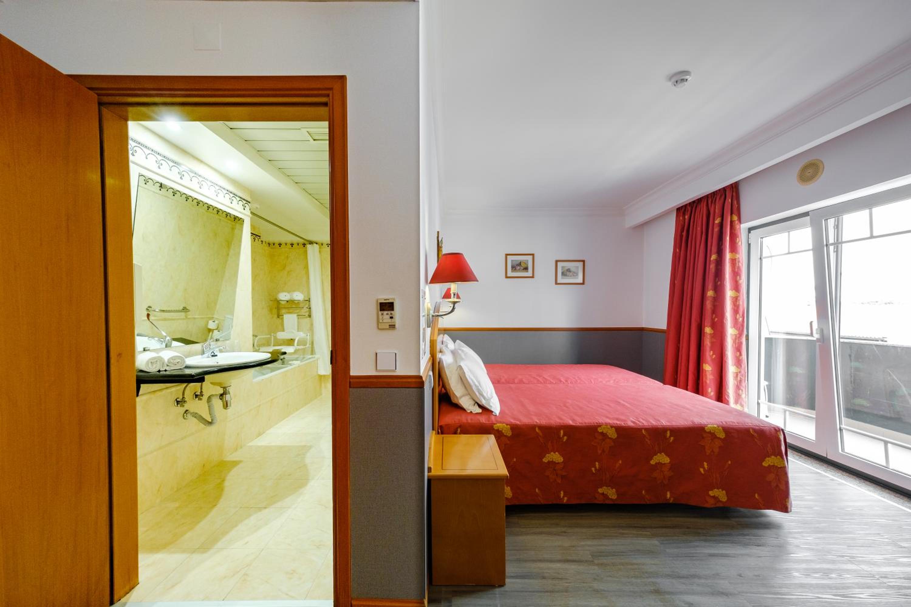 Twin Room - Photo 8