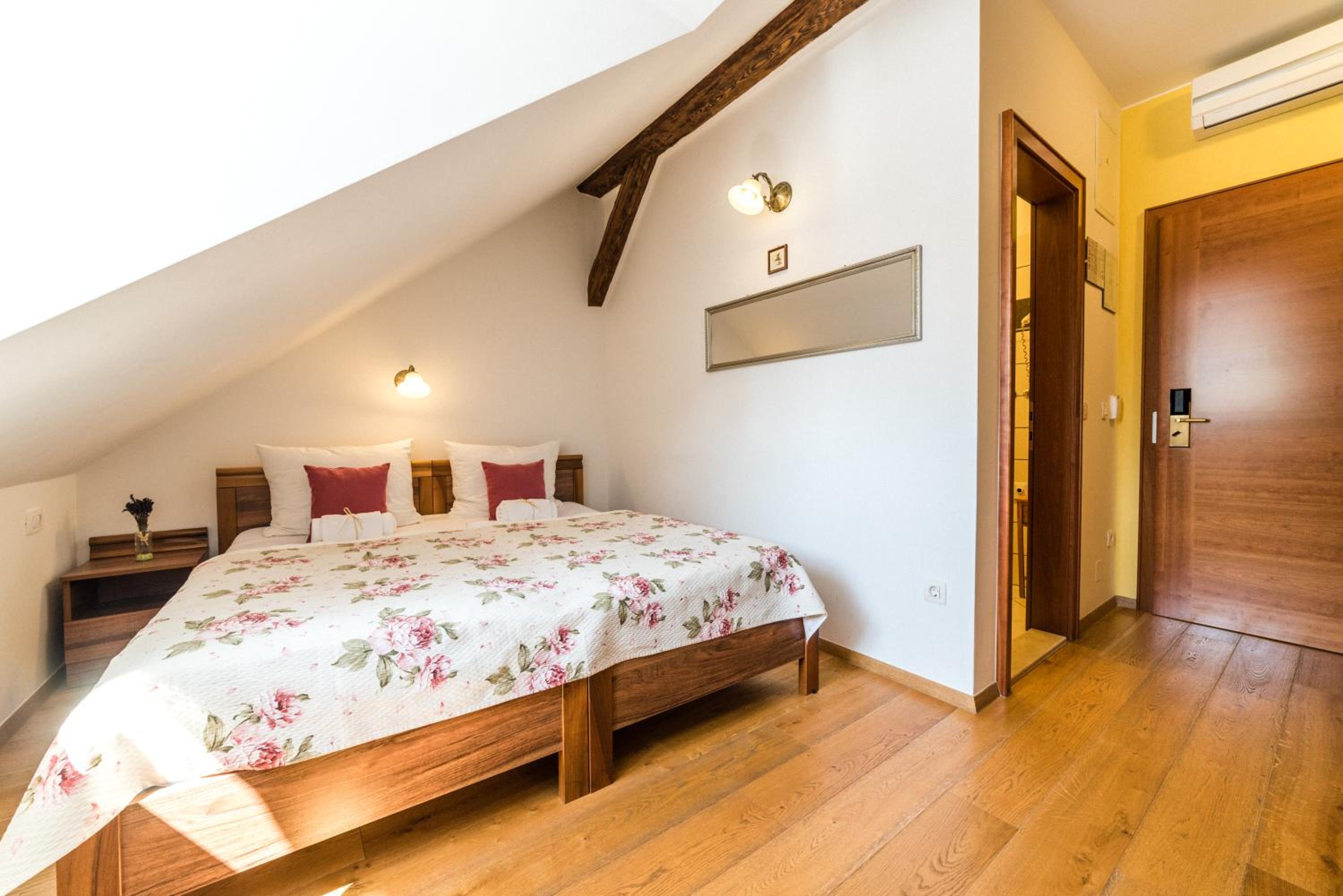 Standard Double Room - Photo 5