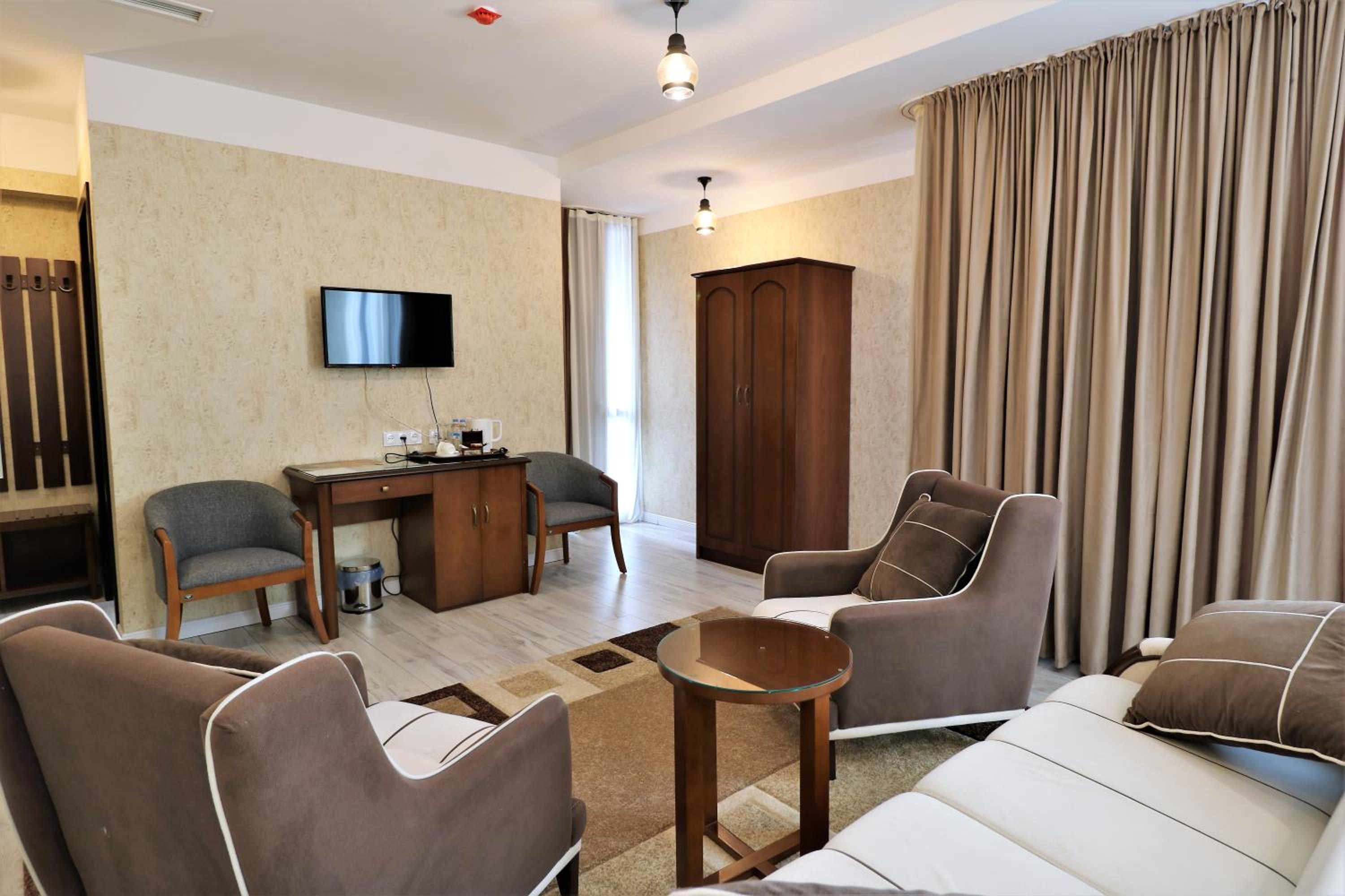 Large Double or Twin Room - Photo 6