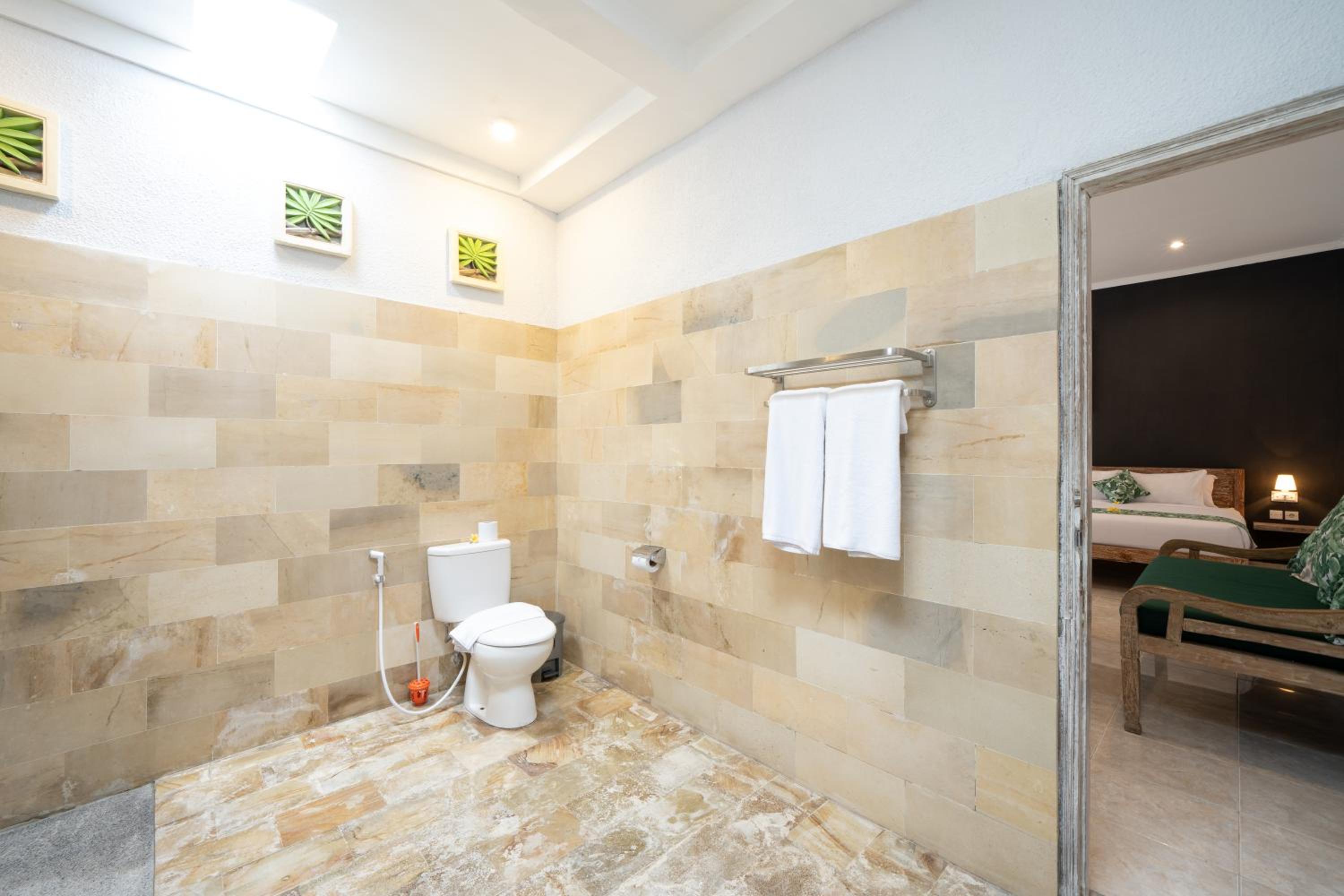 Segar Six-Bedroom Villa with Private Pool - Photo 13
